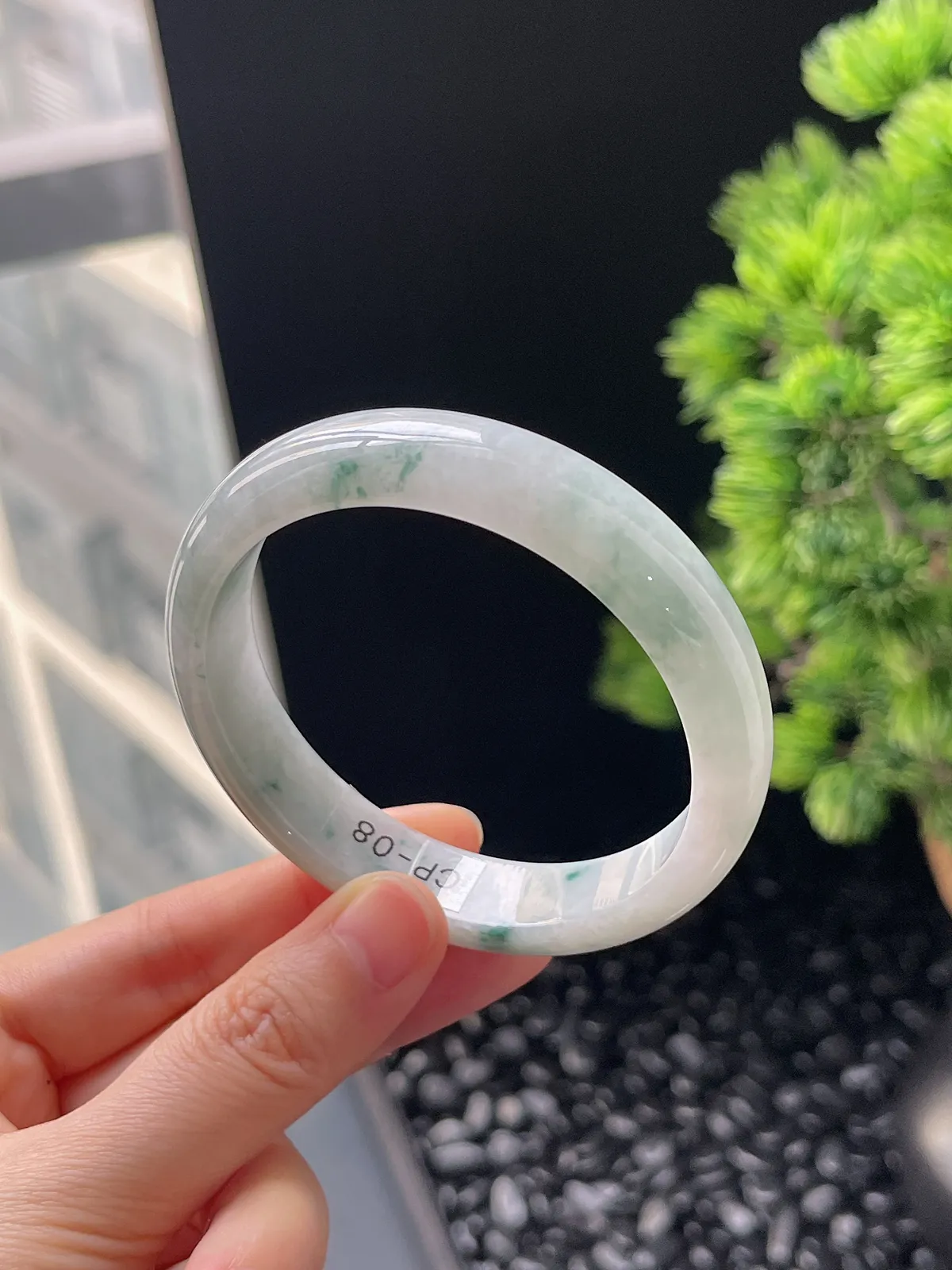 正圈56.6圈口，翡翠糯化种飘绿手镯