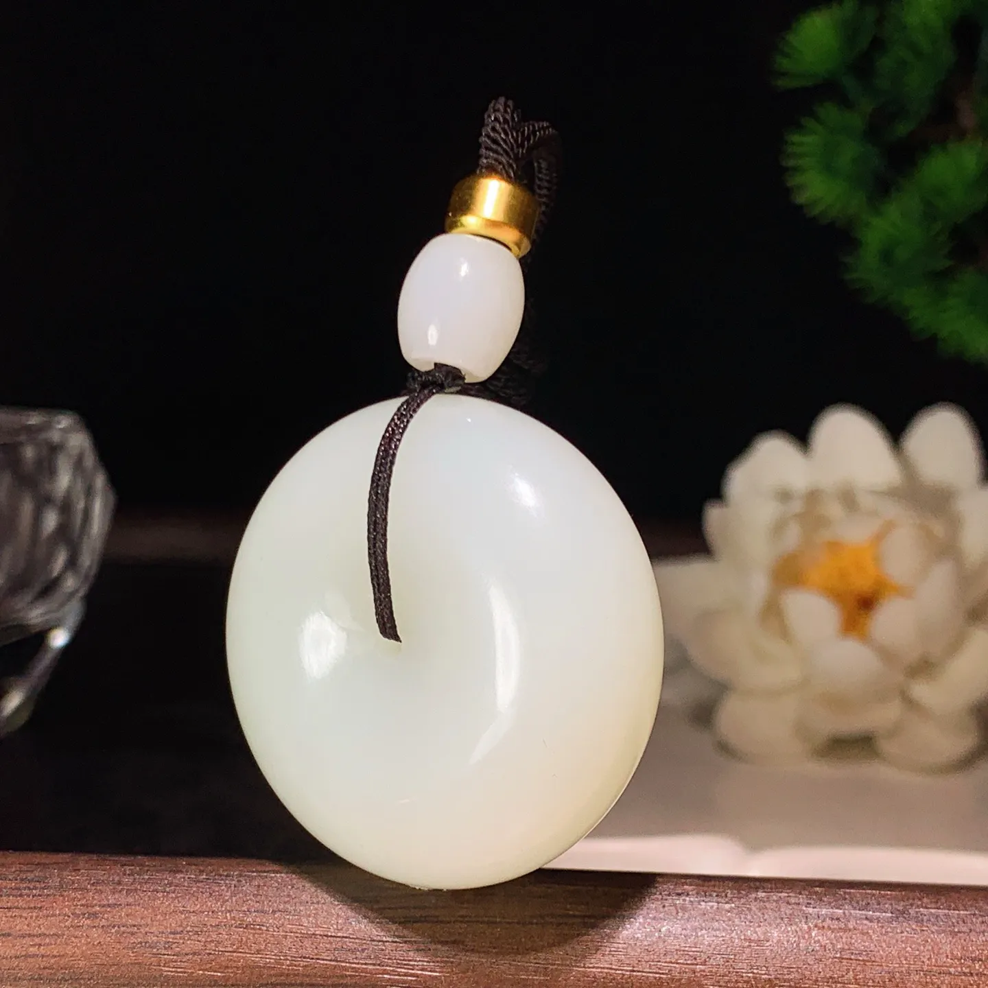 新疆和田玉白玉羊脂白平安扣挂件 尺寸38/15重48克。玉质细腻油润。手推出油。品相大气 lt260