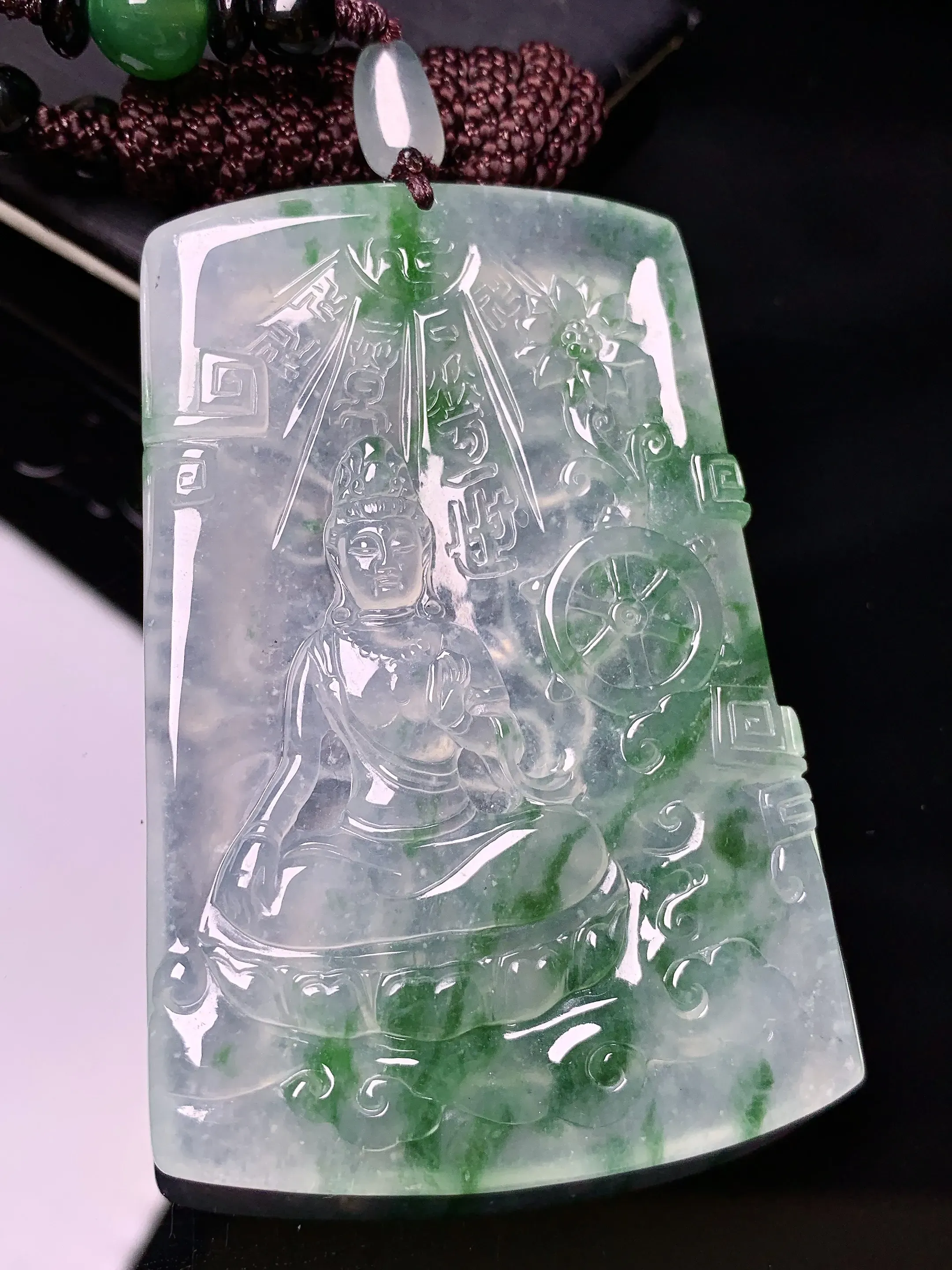 18k金钻镶嵌冰种飘绿观音菩萨吊坠 玉质细腻 色泽艳丽清新 整体尺寸66.2*45.2*6.5