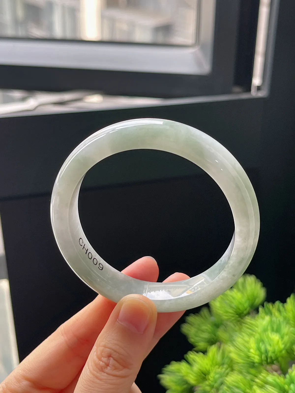 正圈55圈口，翡翠糯化种淡绿色手镯