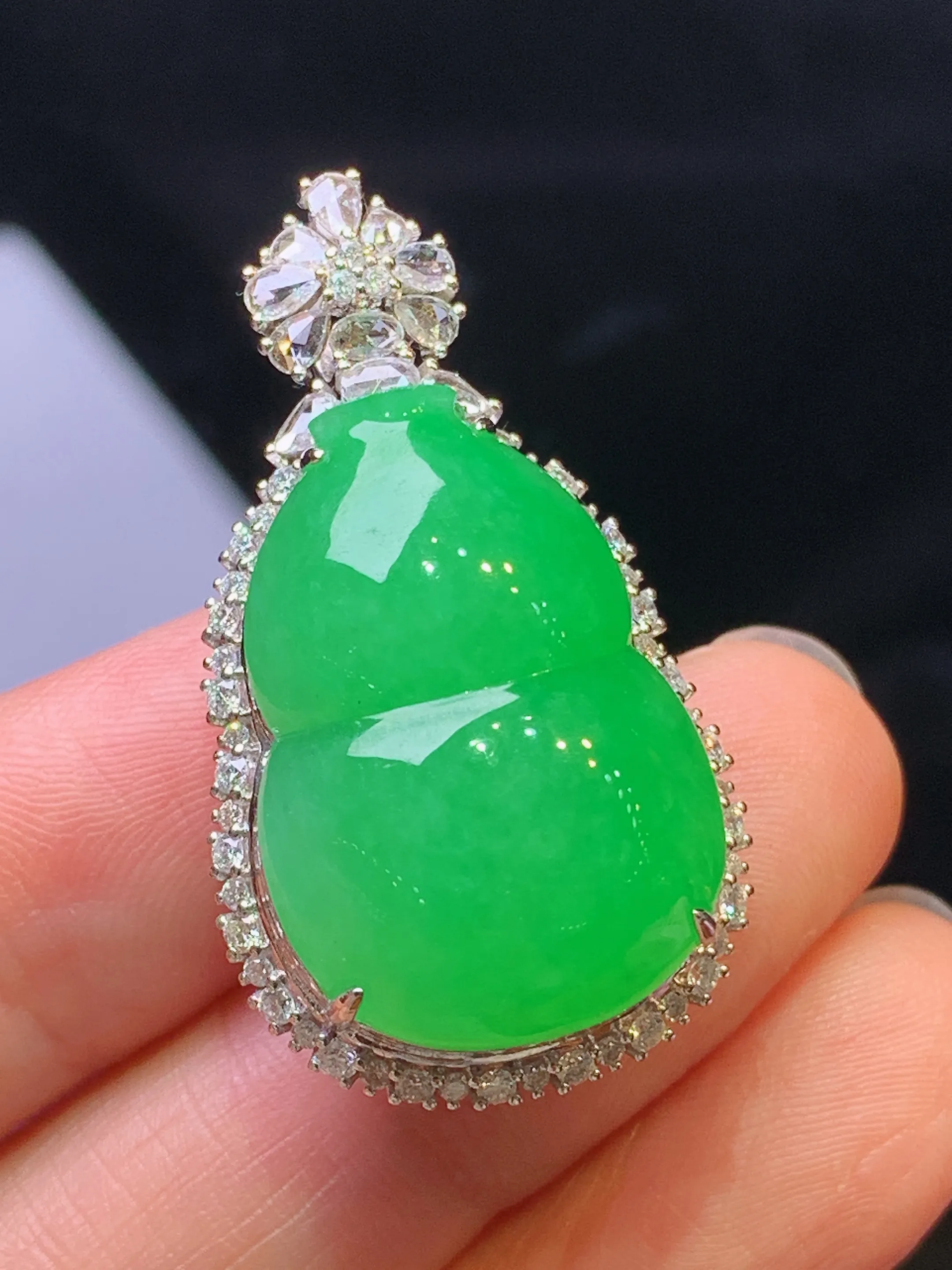 18k金钻镶嵌翠绿葫芦吊坠 玉质细腻 色泽艳丽清新 整体尺寸35.6*20.2*14.8