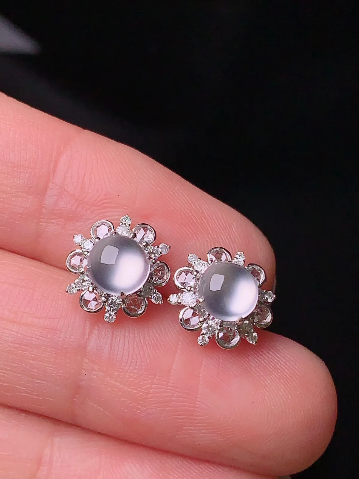 18k金钻镶嵌冰种蛋面耳钉 玉质细腻 水润透亮 整体尺寸9.8*6.8