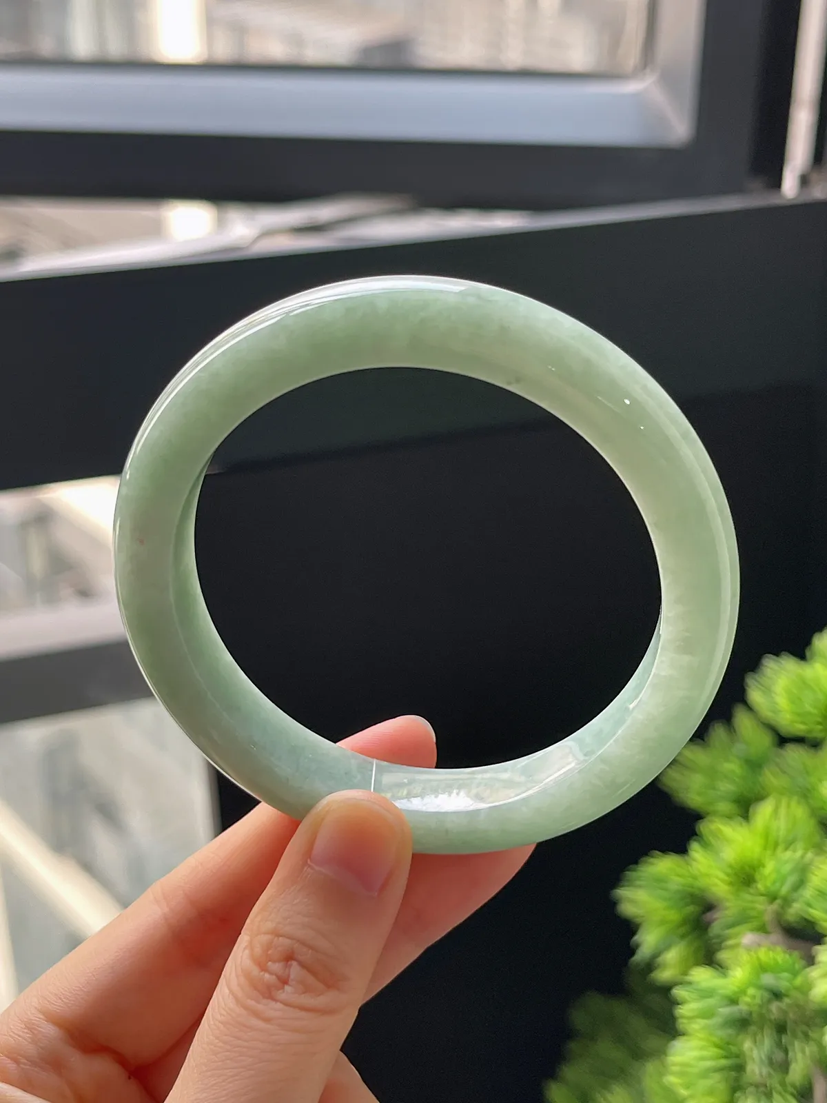 正圈60.6圈口，翡翠糯化种飘绿手镯