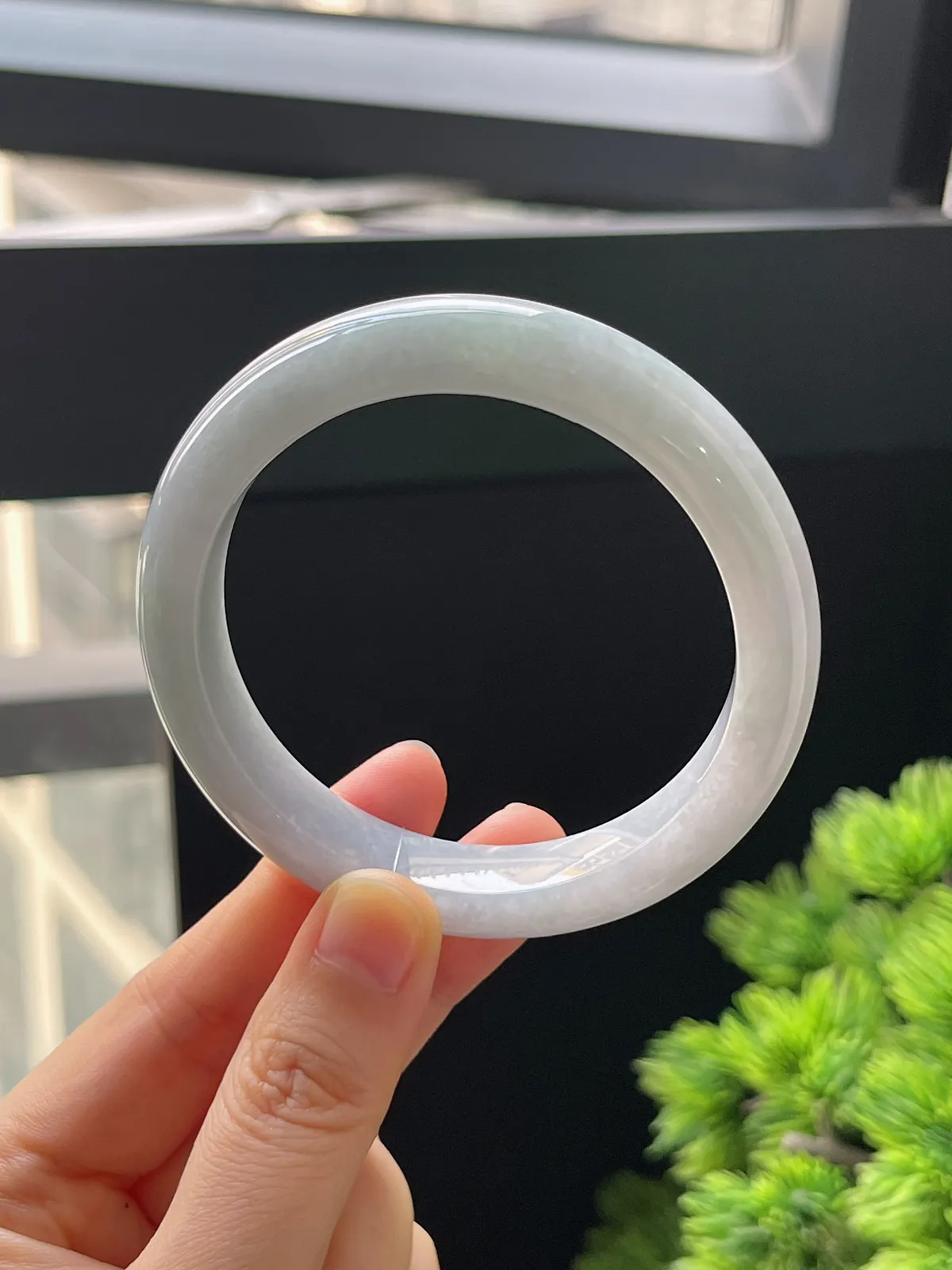 正圈56.4圈口，翡翠糯化种淡绿色手镯