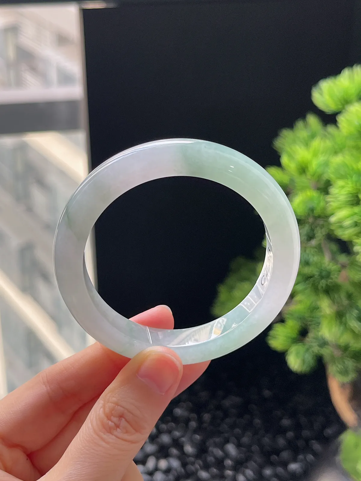 正圈52.4圈口，翡翠冰糯种浅绿色手镯