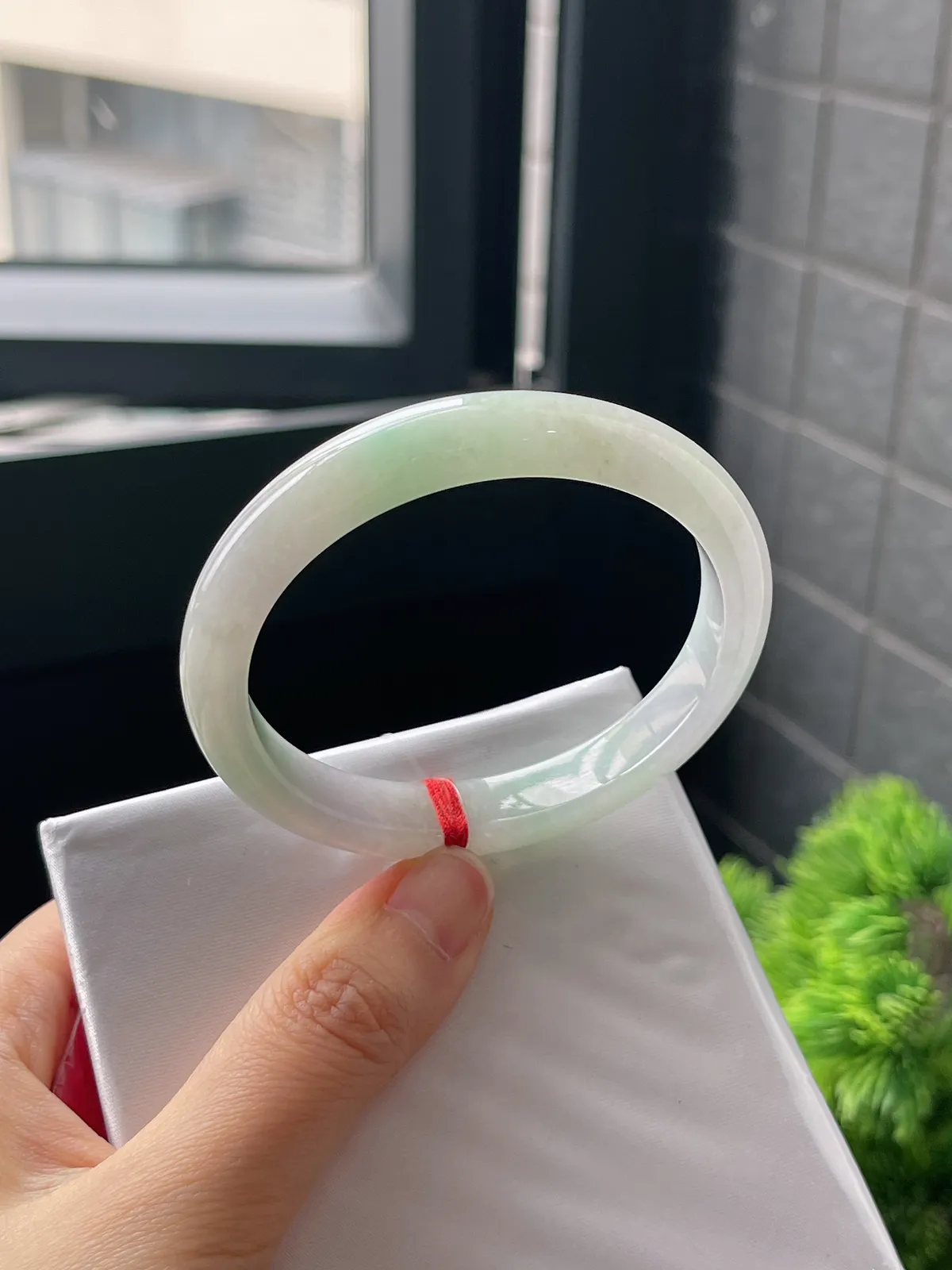 贵妃镯54圈口，翡翠冰糯种淡绿色手镯