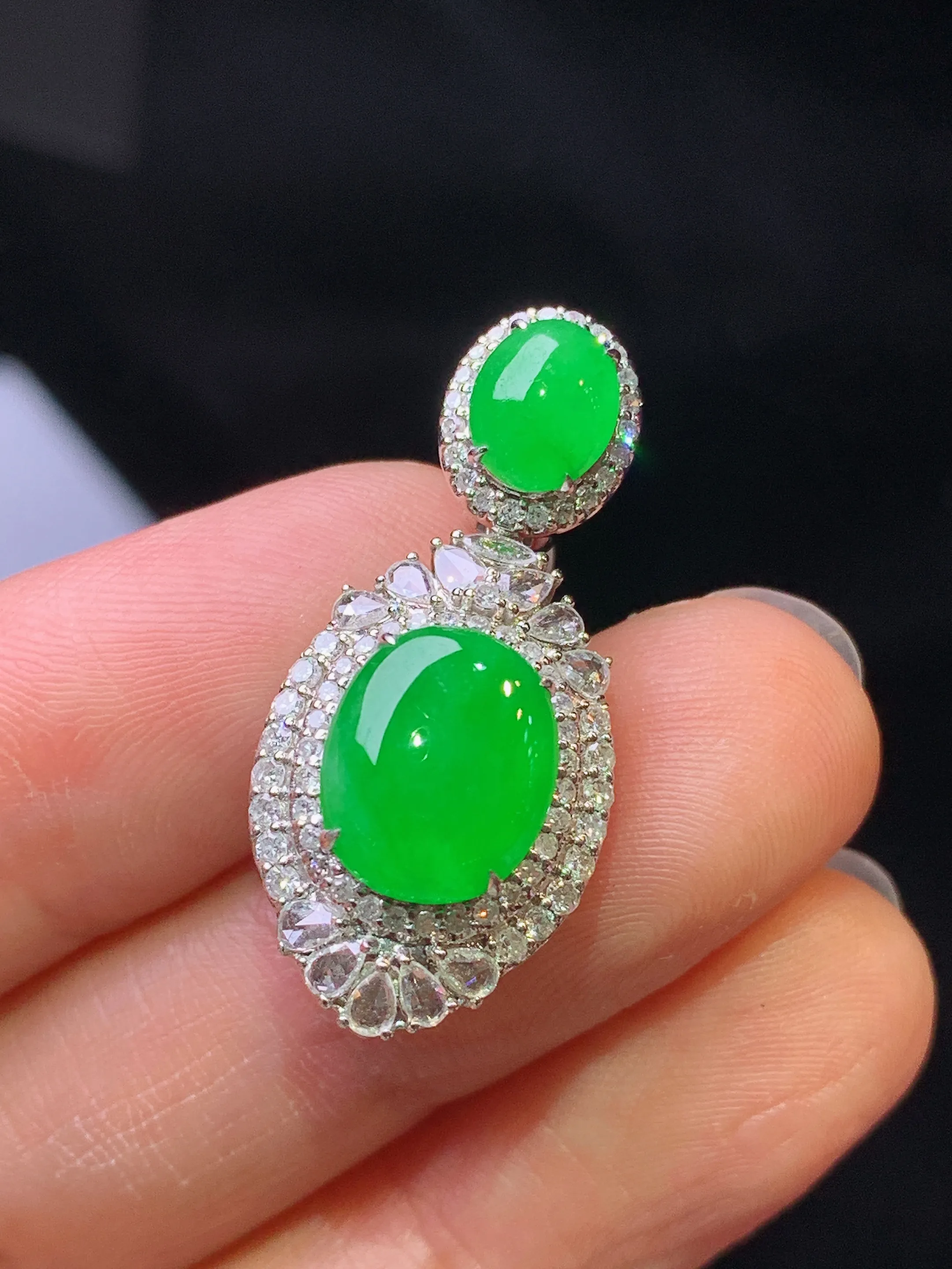 18k金钻镶嵌满绿蛋面吊坠 玉质细腻 色泽艳丽清新 整体尺寸29.2*13.5*10