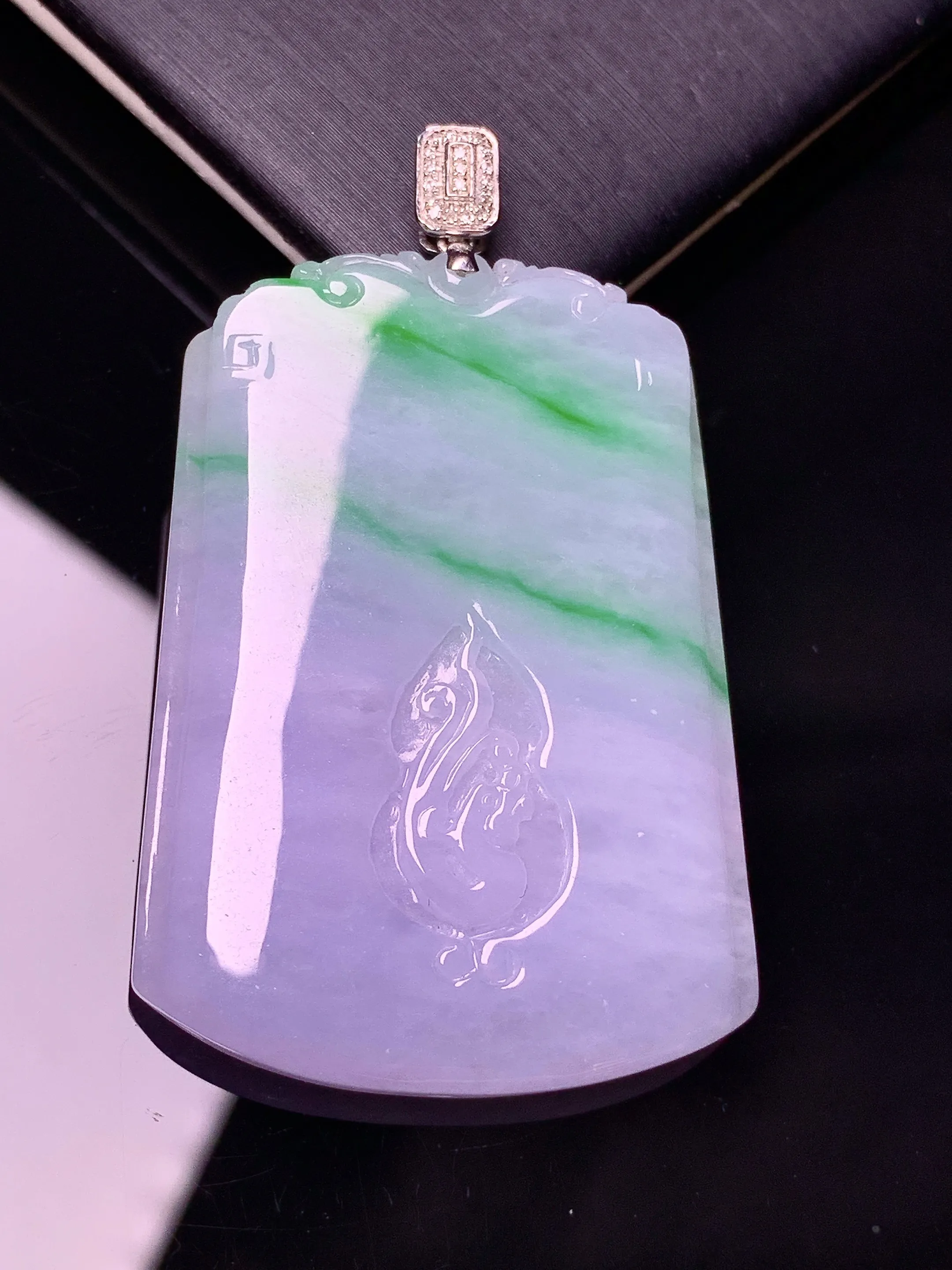 18k金钻镶嵌雕花春彩牌吊坠 玉质细腻 色泽艳丽清新 整体尺寸50.5*21.3*5