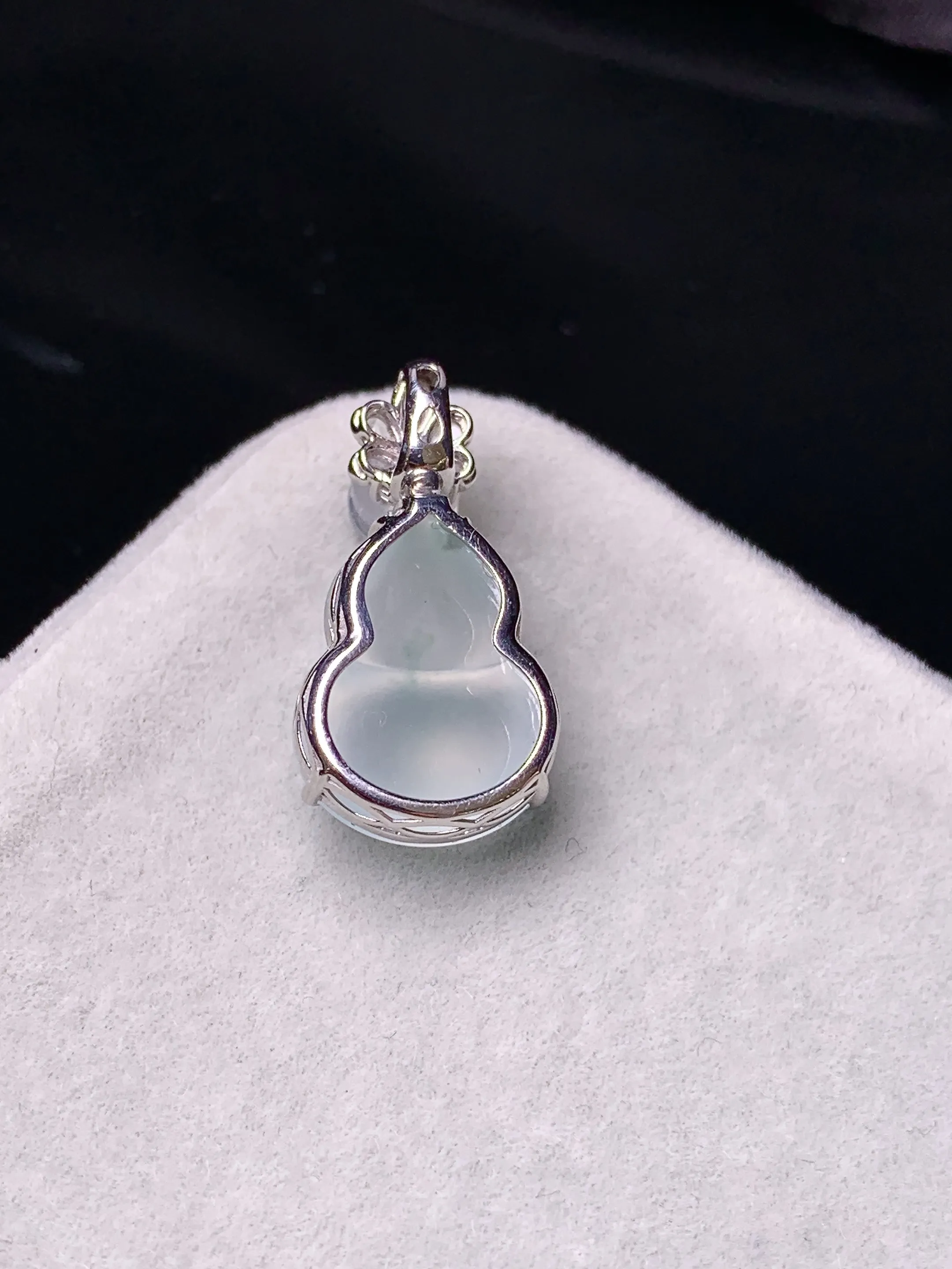 18k金钻镶嵌冰种葫芦吊坠 玉质细腻 色泽艳丽清新 整体尺寸21.8*11.2*7