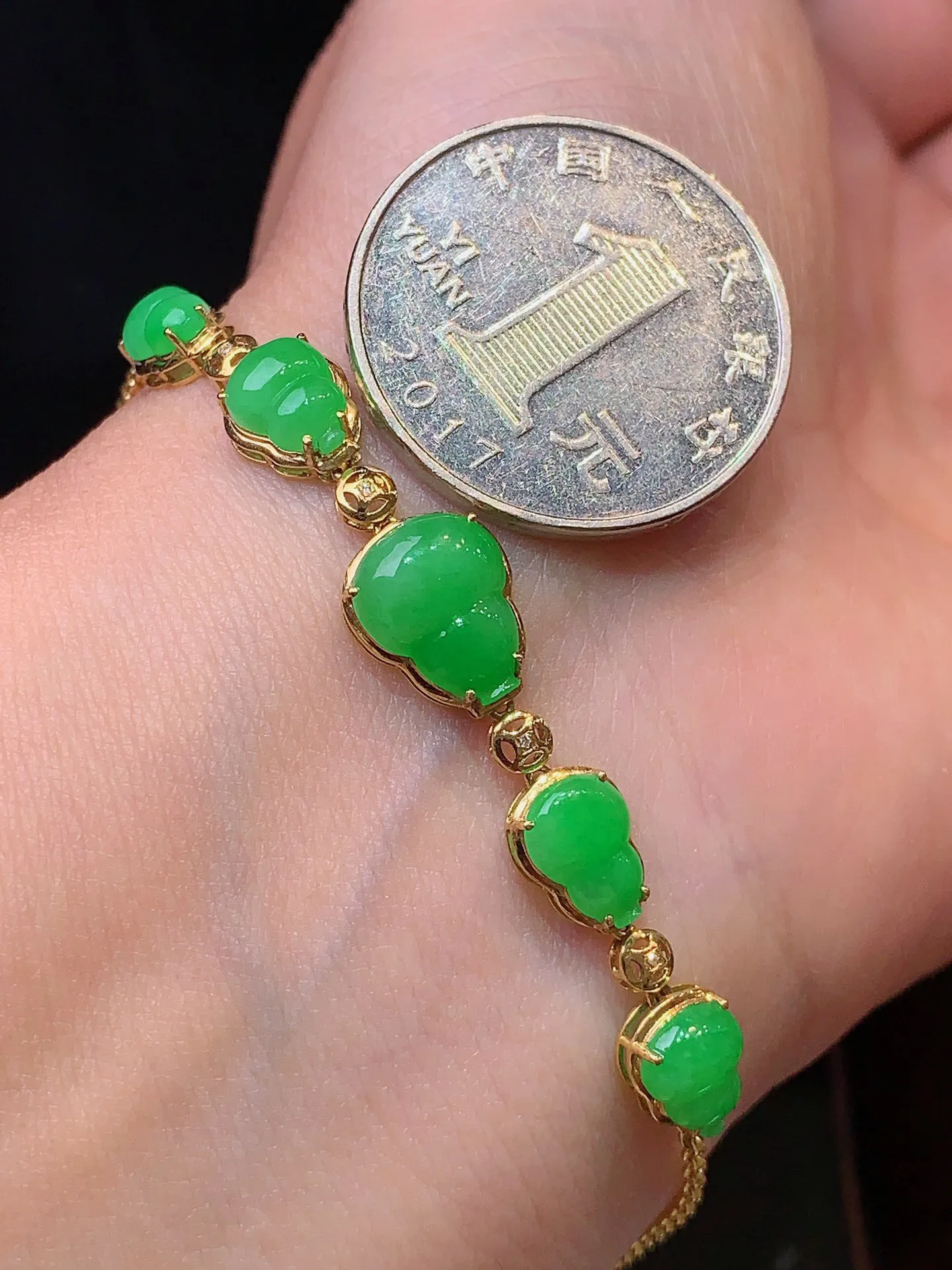 18k金镶嵌翠绿葫芦吊坠 玉质细腻 色泽艳丽清新 整体尺寸64*9*4.3