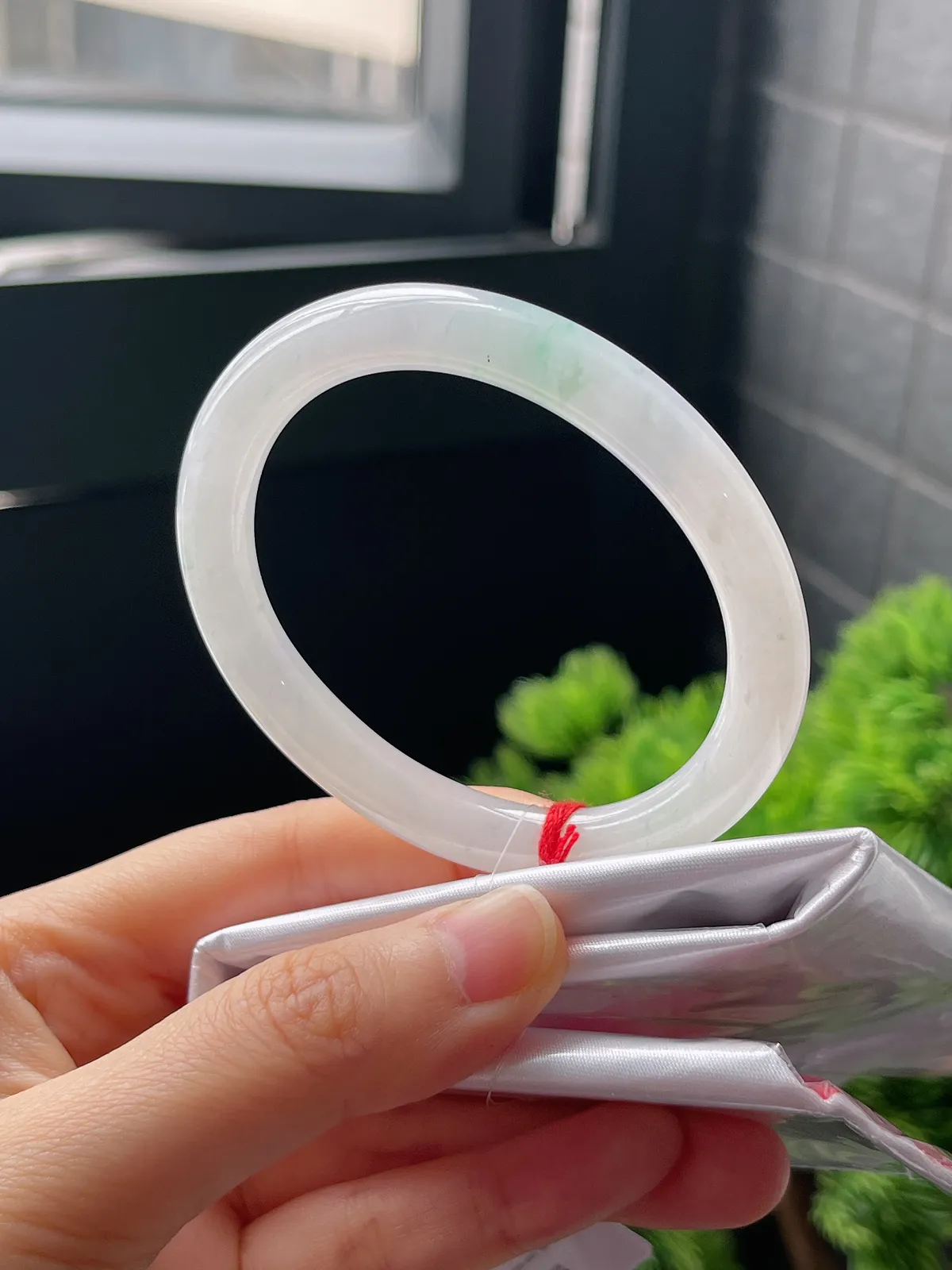 贵妃镯53.6圈口，翡翠冰糯种春带彩手镯