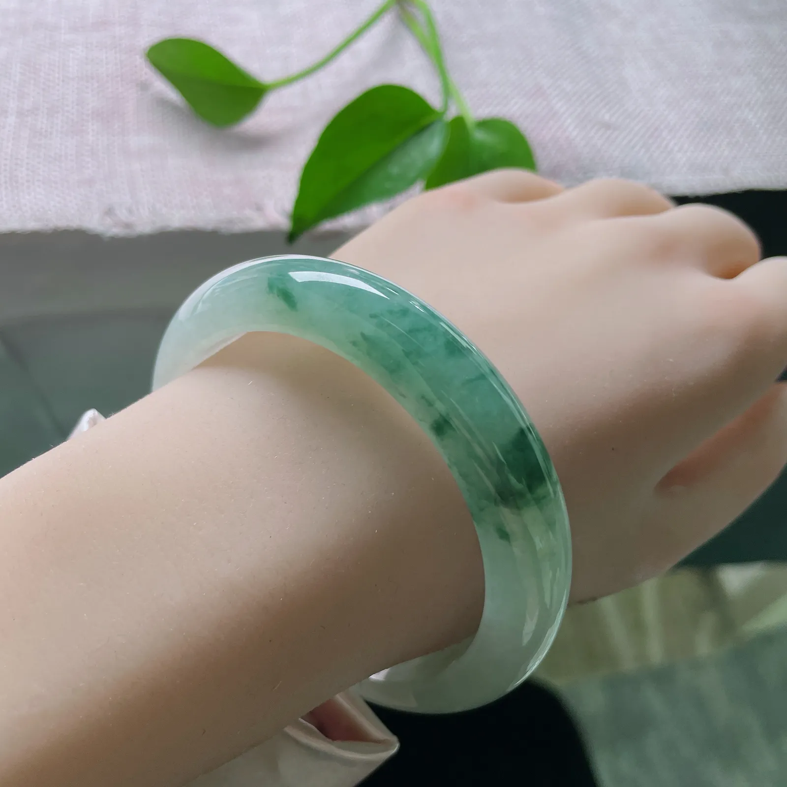 58.2/12.9/8.8。飘花正圈，奶白质地，水头好，细润，腕间的山水画，棉线