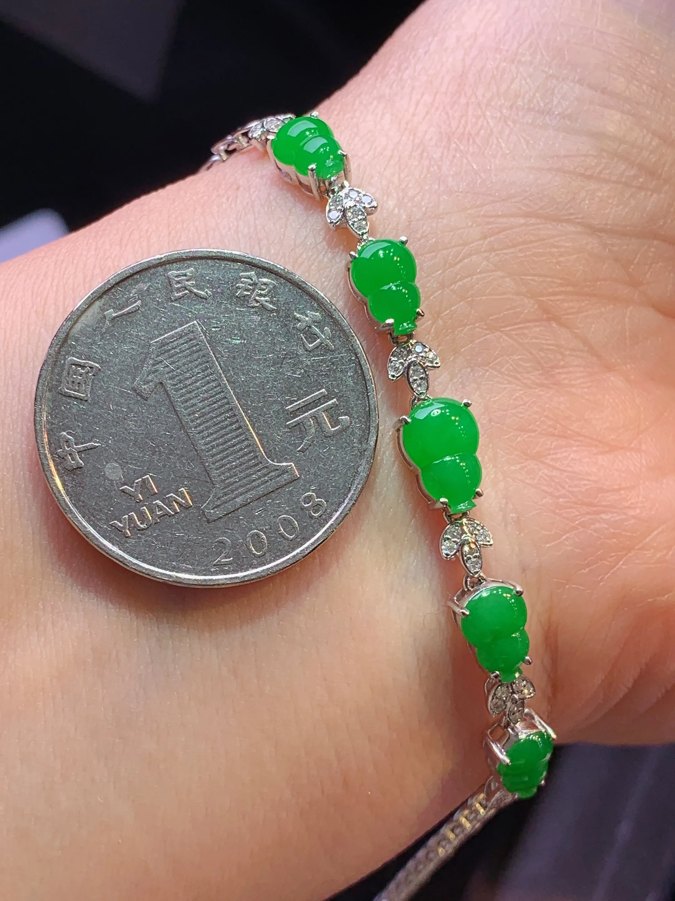 18k金钻镶嵌满绿葫芦手链 玉质细腻 色泽艳丽清新 整体尺寸8.6*5.8*2