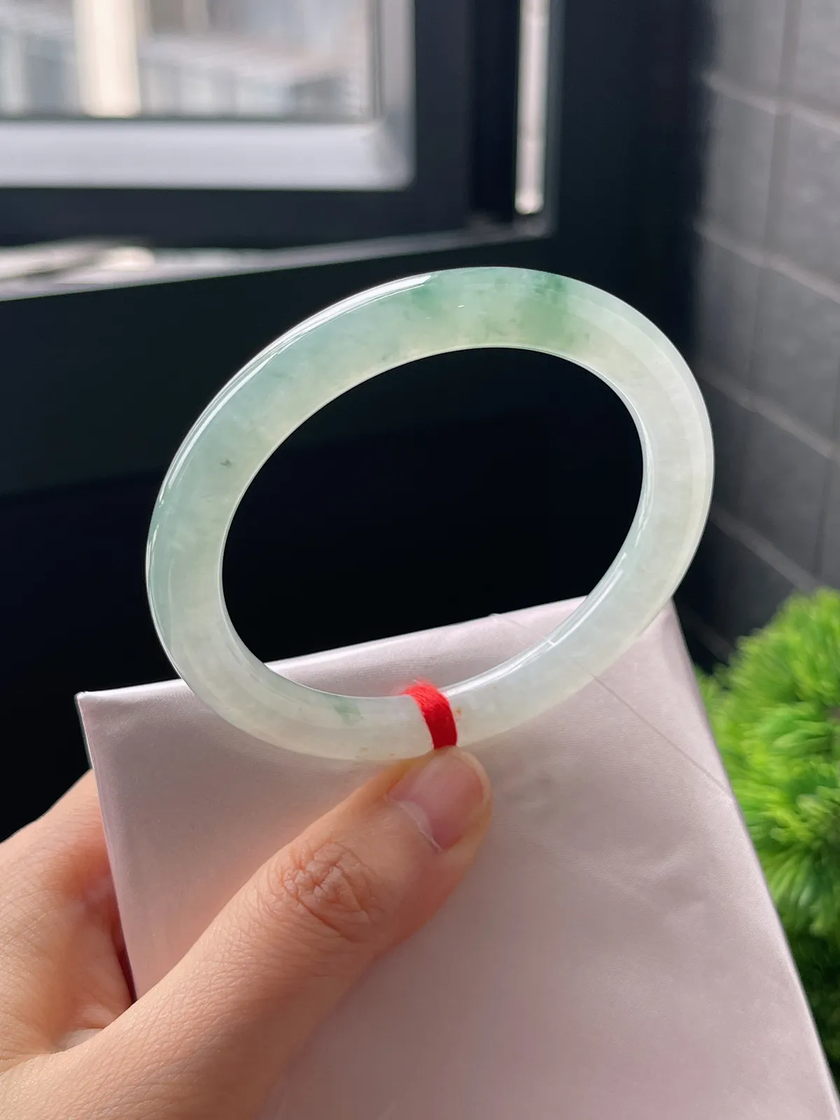 圆镯53.4圈口，翡翠冰糯种淡绿色手镯