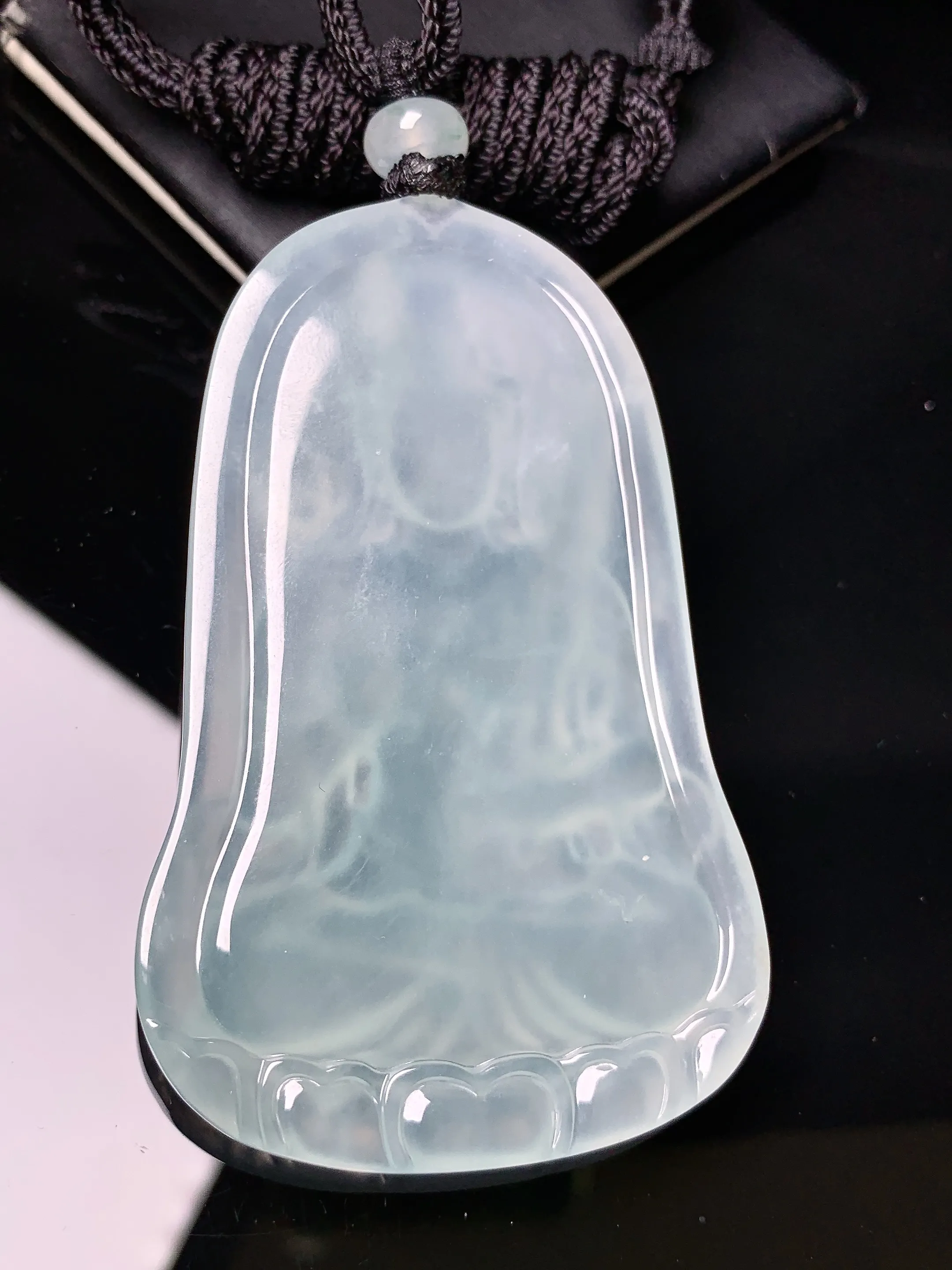 冰种大势至观音菩萨吊坠 玉质细腻 色泽艳丽清新 整体尺寸66.3*41.6*5.3