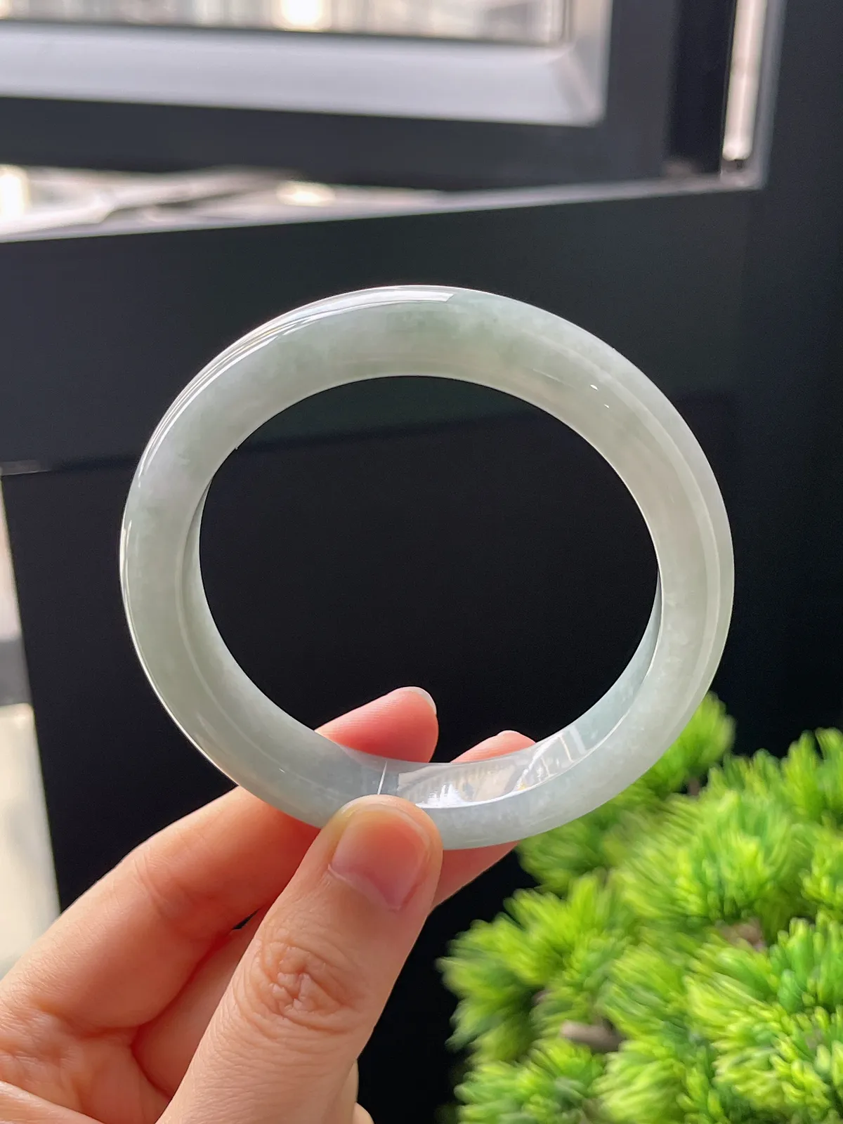 正圈55圈口，翡翠糯化种淡绿色手镯