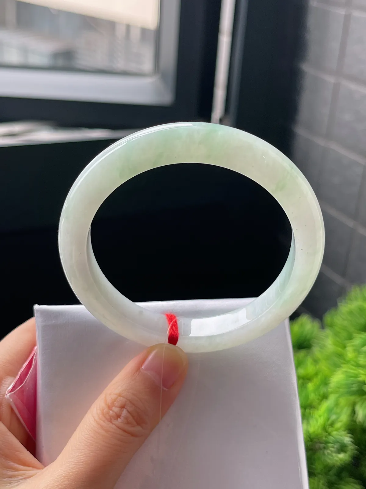 正圈55.8圈口，翡翠冰糯种淡绿色手镯