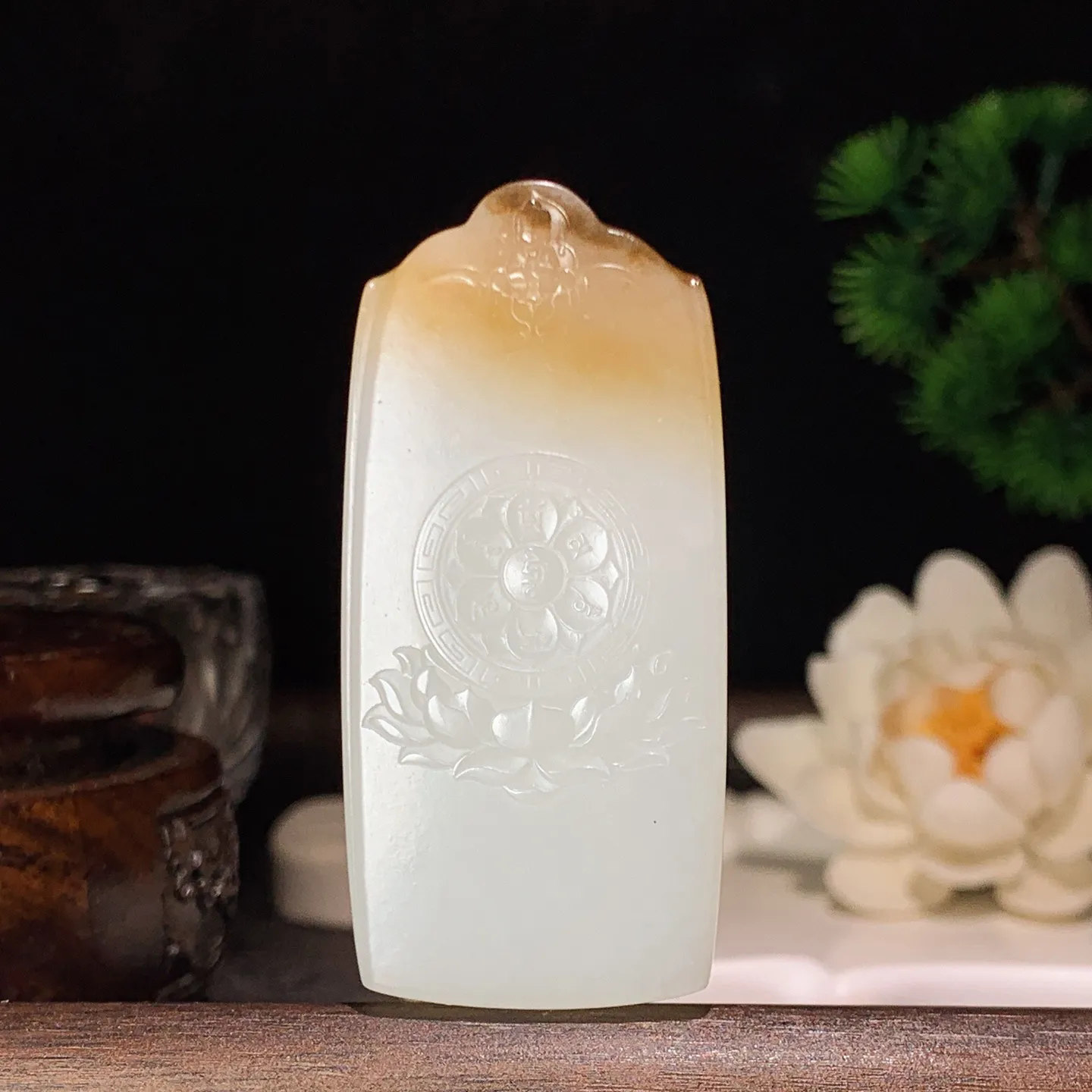 新疆和田玉且末糖大势至菩萨牌子挂件 尺寸60/28/9重36克。玉质细腻油润。手推出油。品相大气 lt260202