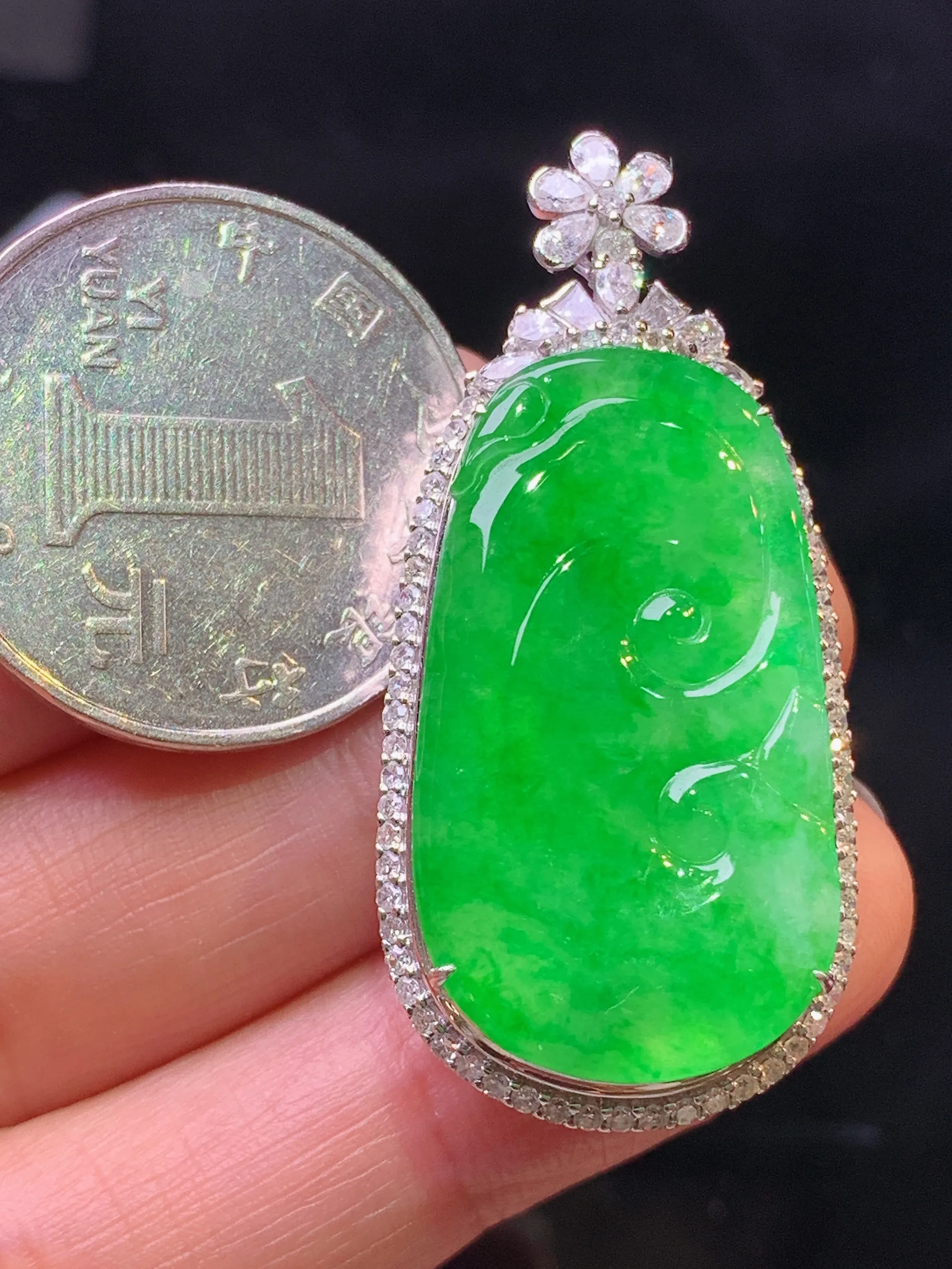 18k金钻镶嵌翠绿如意吊坠 玉质细腻 色泽艳丽清新 整体尺寸42.2*20*10