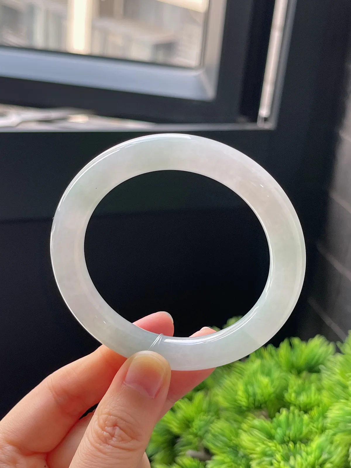 圆镯53.2圈口，翡翠冰糯种淡绿色手镯