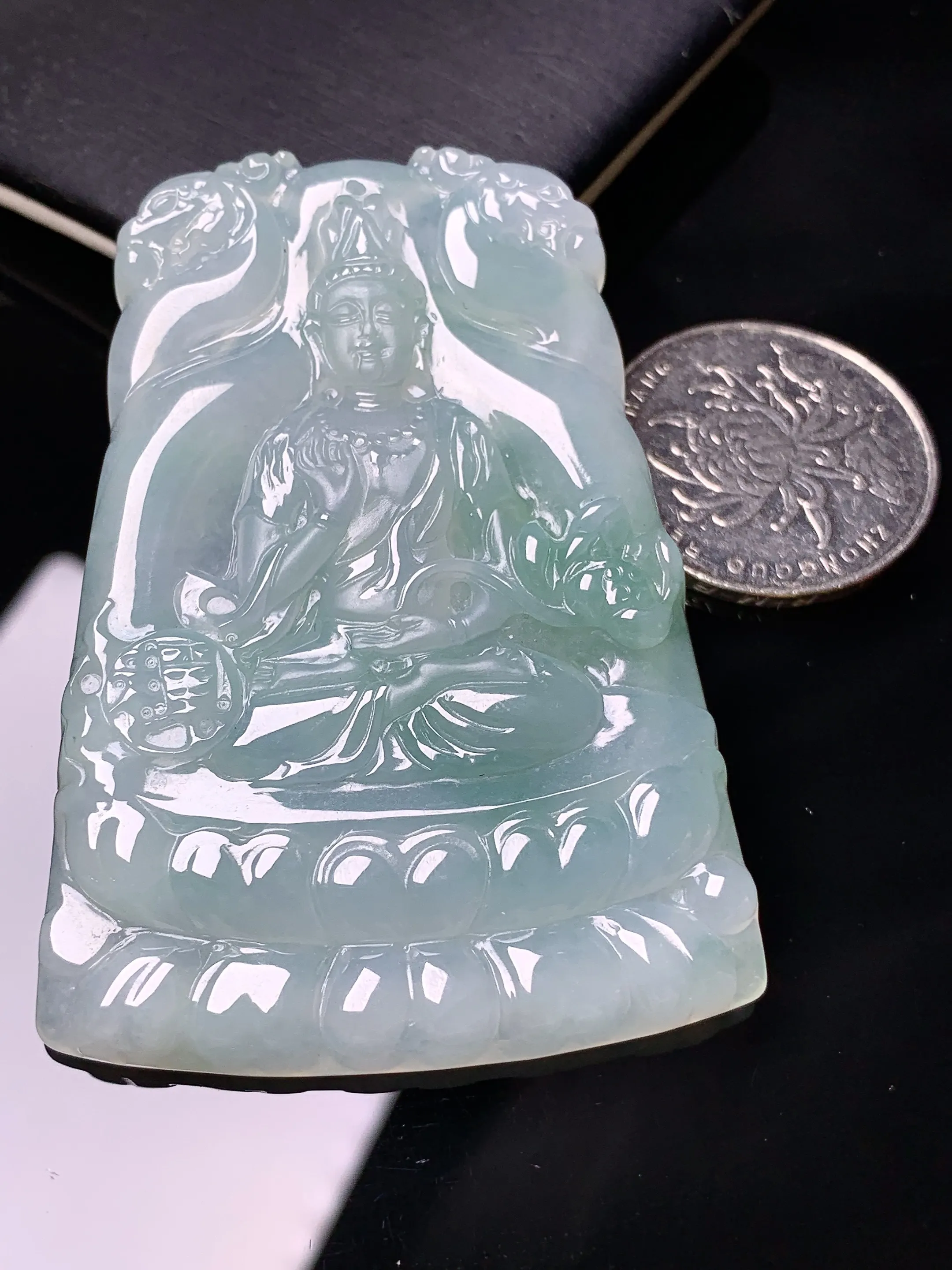 飘绿观音菩萨吊坠 玉质细腻 色泽艳丽清新 整体尺寸62.5*44.6*5.2