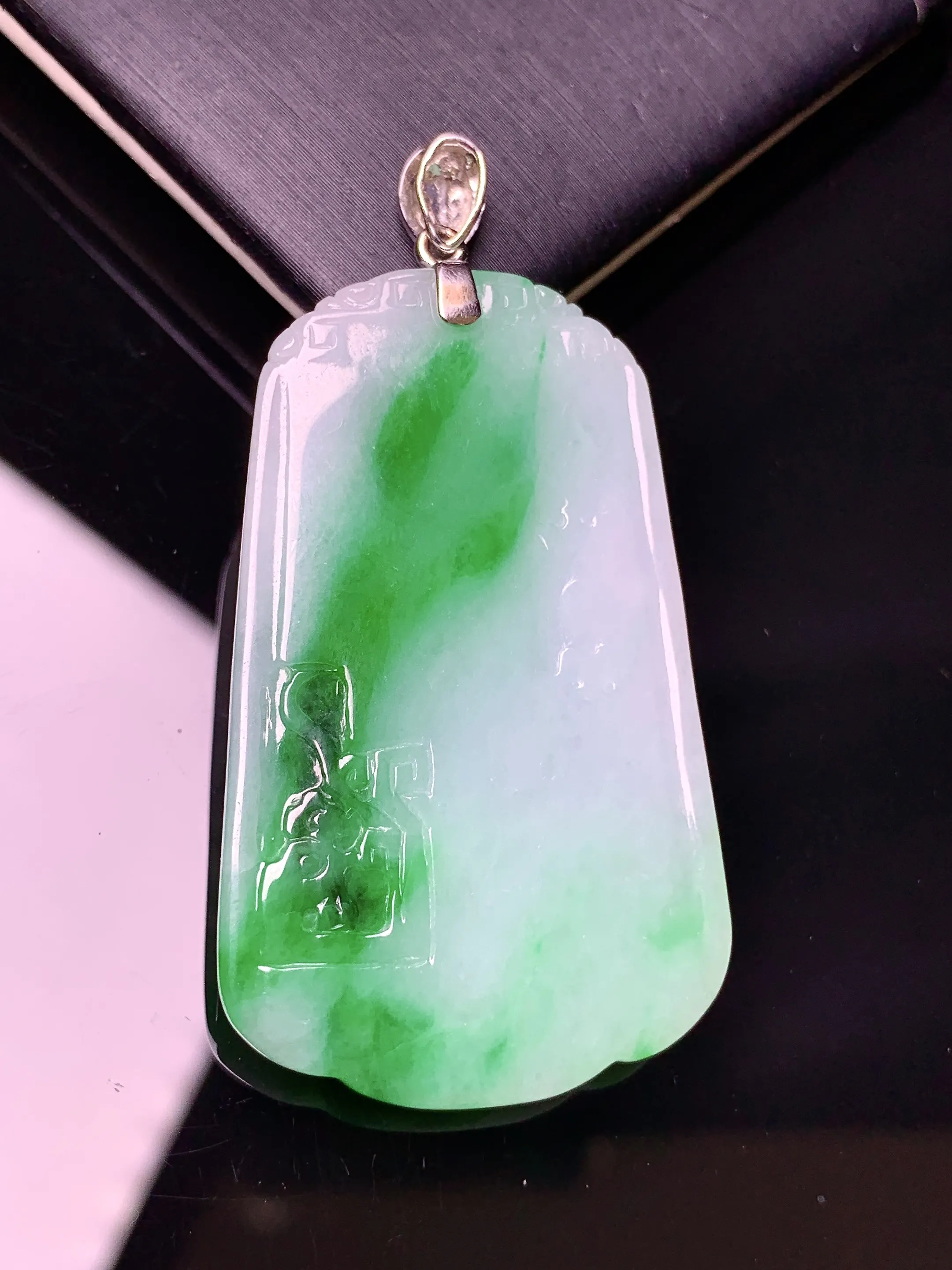 18k金钻镶嵌飘绿雕花牌吊坠 玉质细腻 色泽艳丽清新 整体尺寸51.8*26.2*4.6