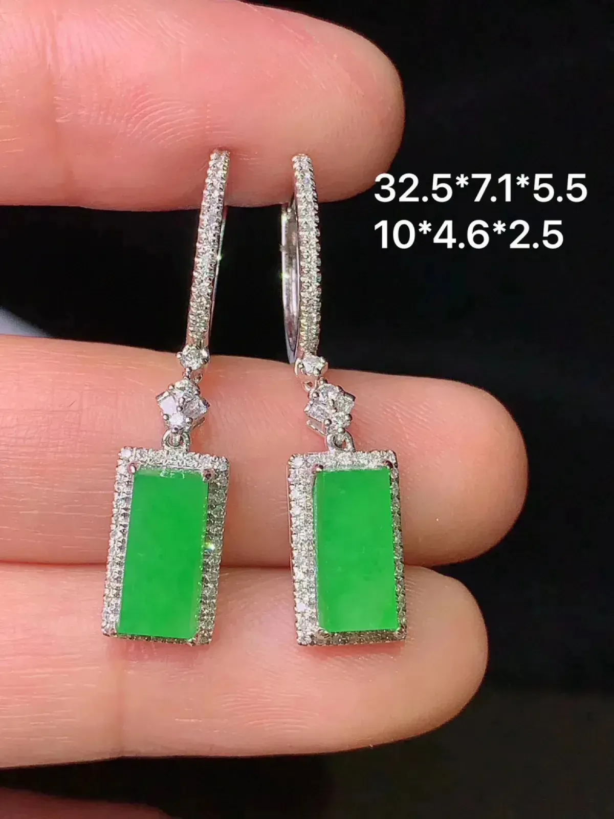 18k金钻镶嵌满绿无事牌耳坠 玉质细腻 色泽艳丽 整体尺寸32.5*7.1*5.5