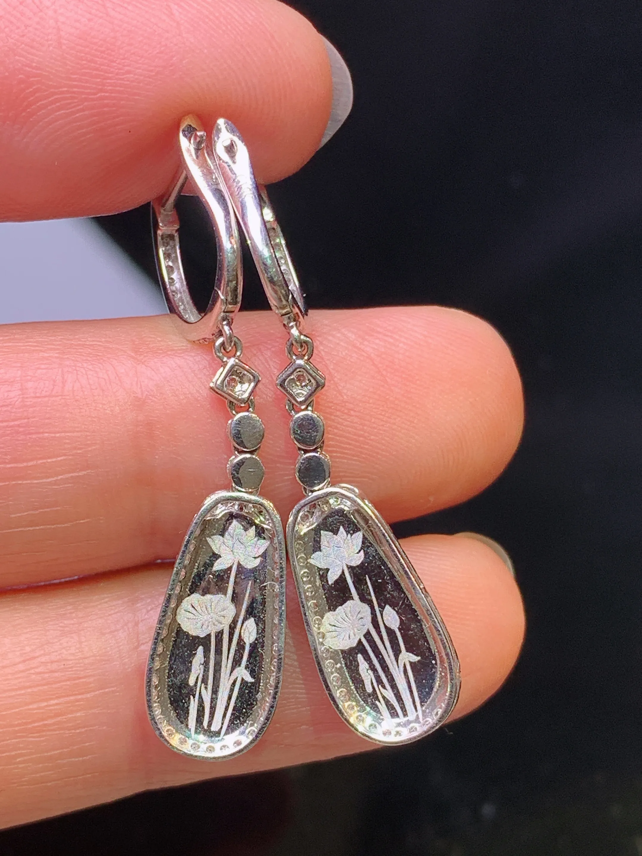 18k金钻镶嵌翠绿四季豆耳坠 玉质细腻 色泽艳丽清新 整体尺寸34.5*7.6*5