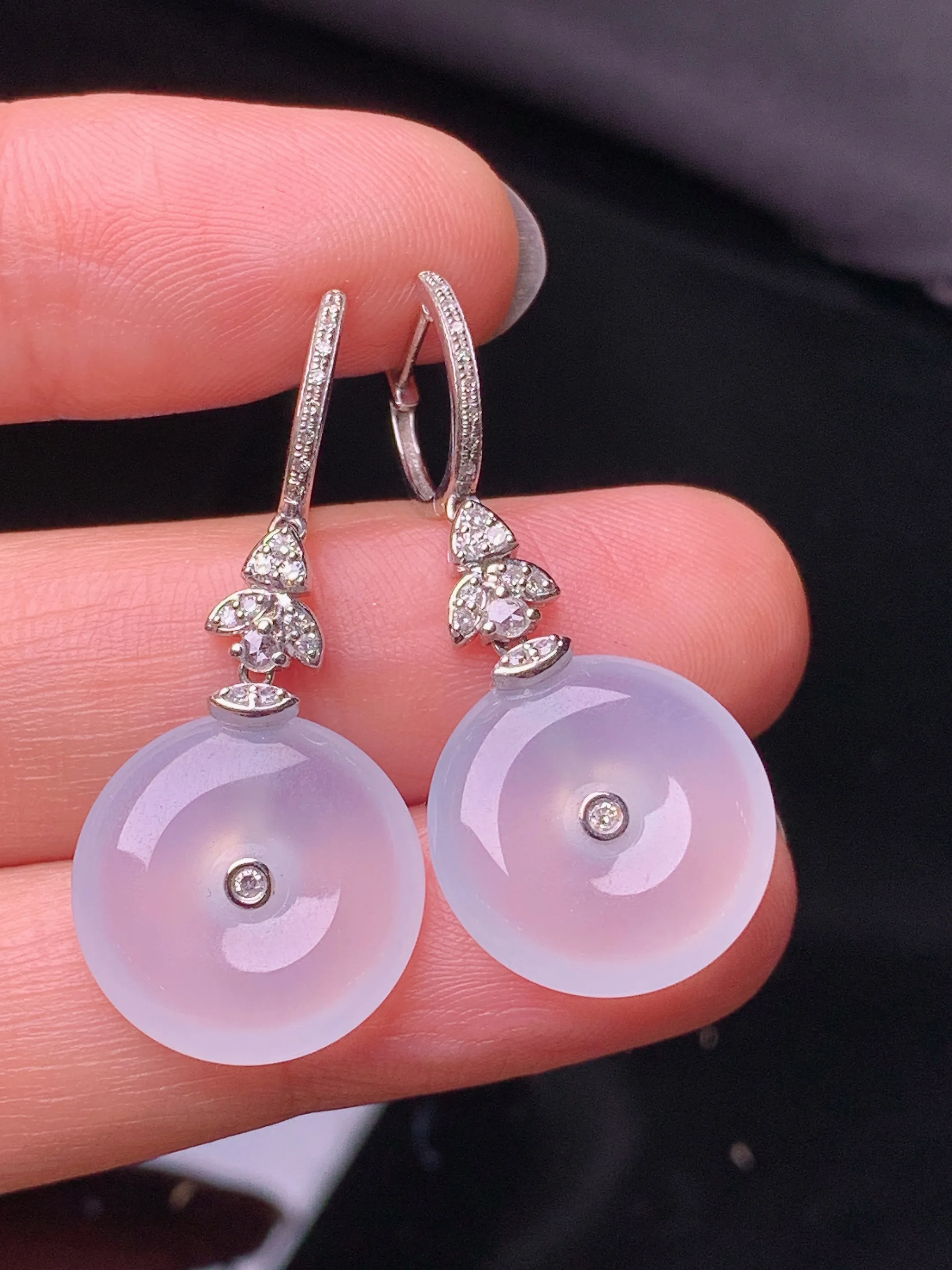 18k金钻镶嵌冰种平安扣耳坠 玉质细腻 色泽艳丽清新 整体尺寸34*15.2*4.2