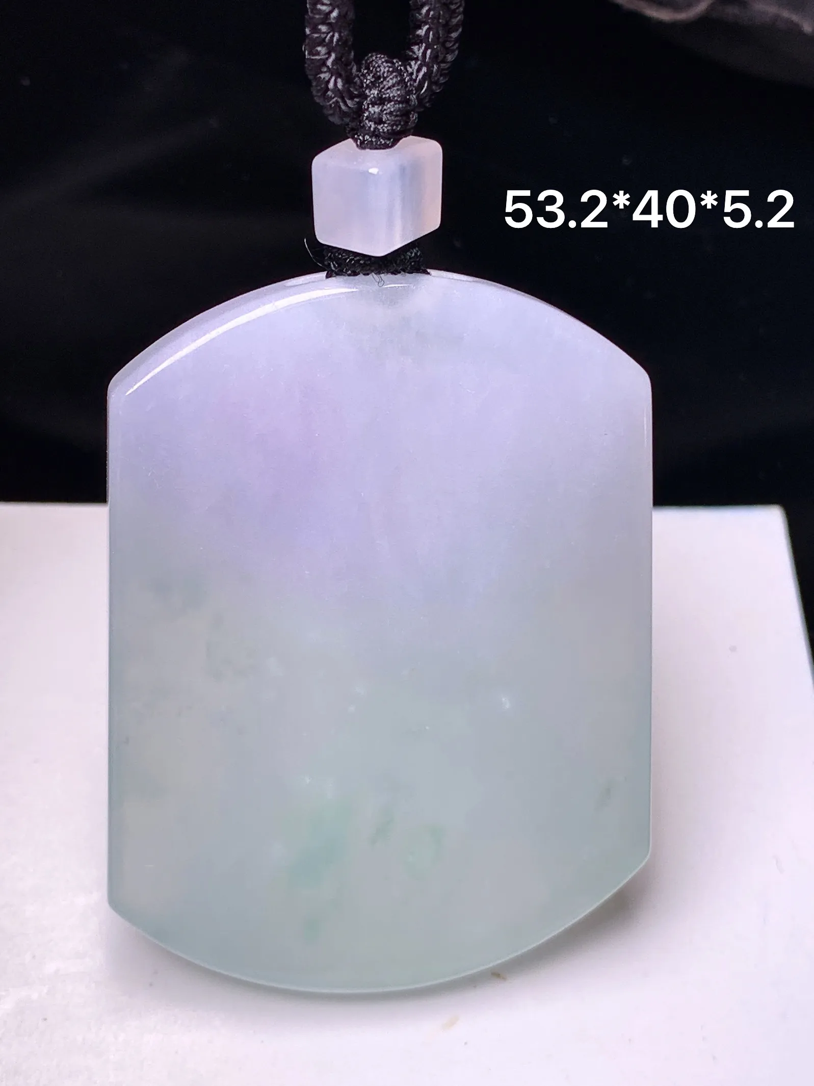 18k金钻镶嵌飘绿无事牌吊坠 玉质细腻 色泽艳丽清新 整体尺寸53.2*40*5.2