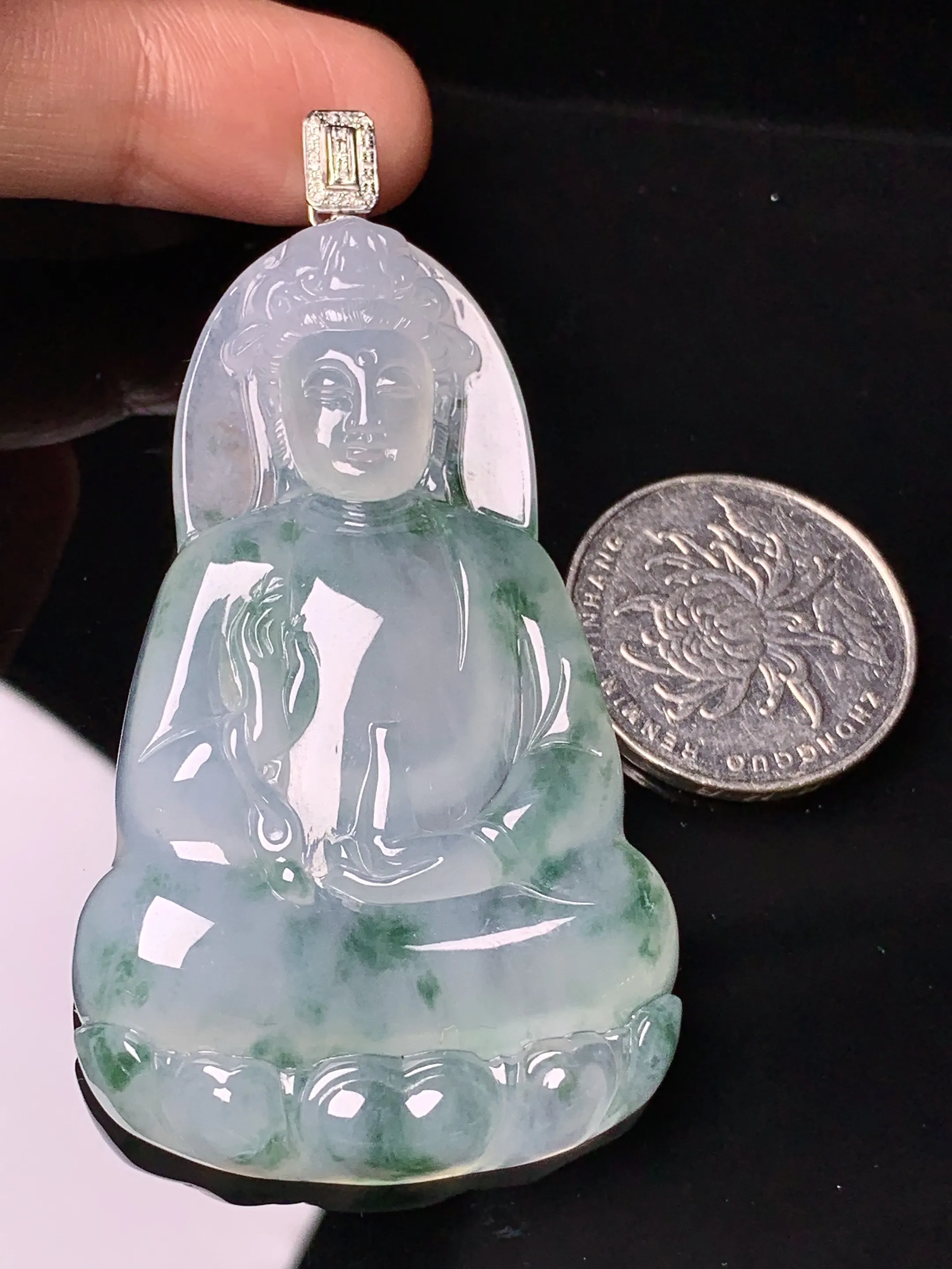 18k金钻镶嵌冰种飘绿观音吊坠 玉质细腻 色泽艳丽清新 整体尺寸71.6*38.8*7.5