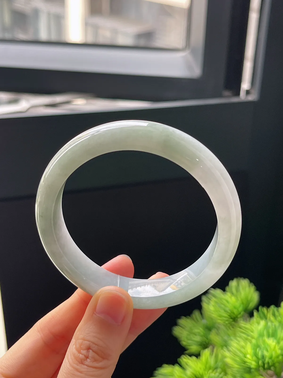 正圈55圈口，翡翠糯化种淡绿色手镯