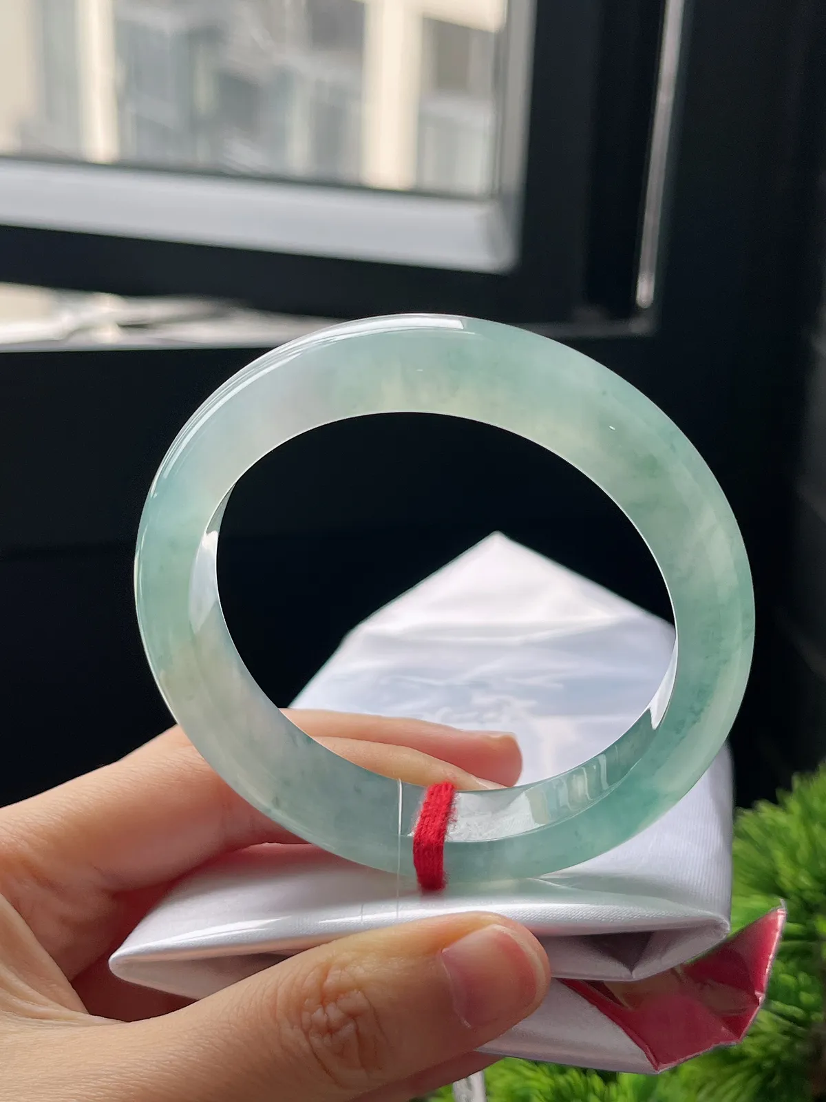 正圈57.6圈口，翡翠冰种蓝绿色飘花手镯