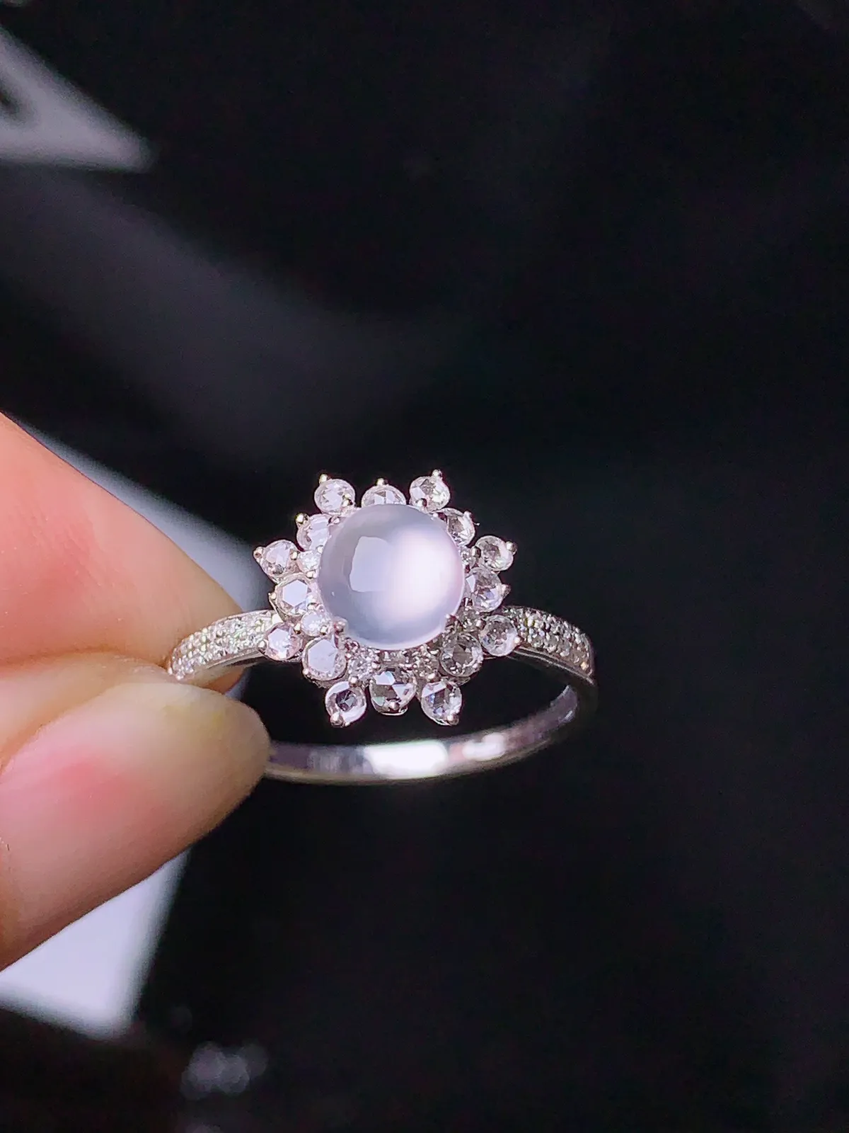 18k金钻镶嵌冰种蛋面戒指 玉质细腻 水润亮眼 圈口14.5 整体尺寸10.6*7