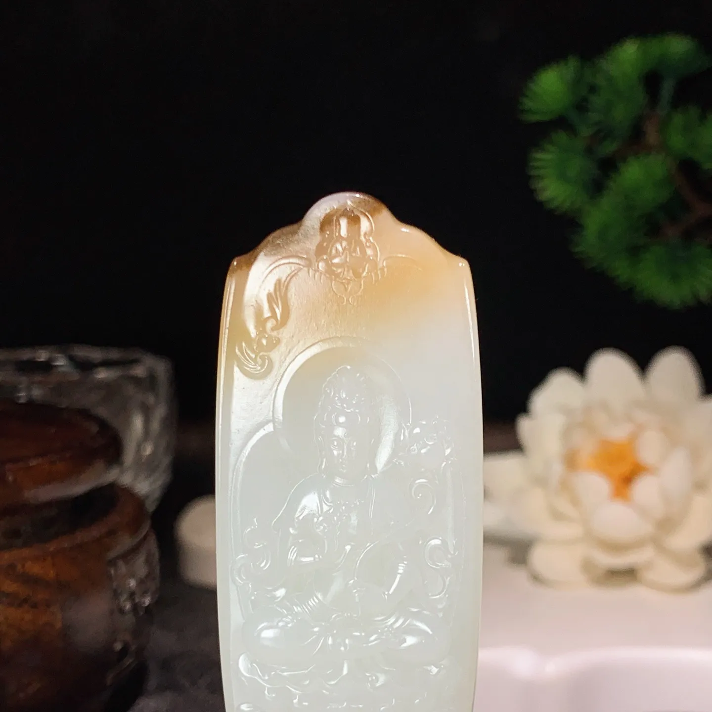 新疆和田玉且末糖大势至菩萨牌子挂件 尺寸60/28/9重36克。玉质细腻油润。手推出油。品相大气 lt260202