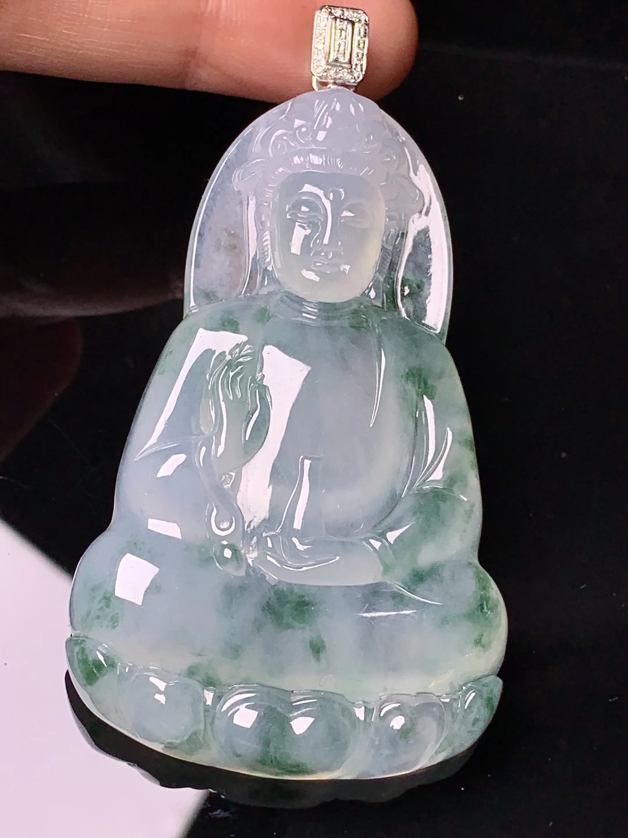 18k金钻镶嵌冰种飘绿观音吊坠 玉质细腻 色泽艳丽清新 整体尺寸71.6*38.8*7.5