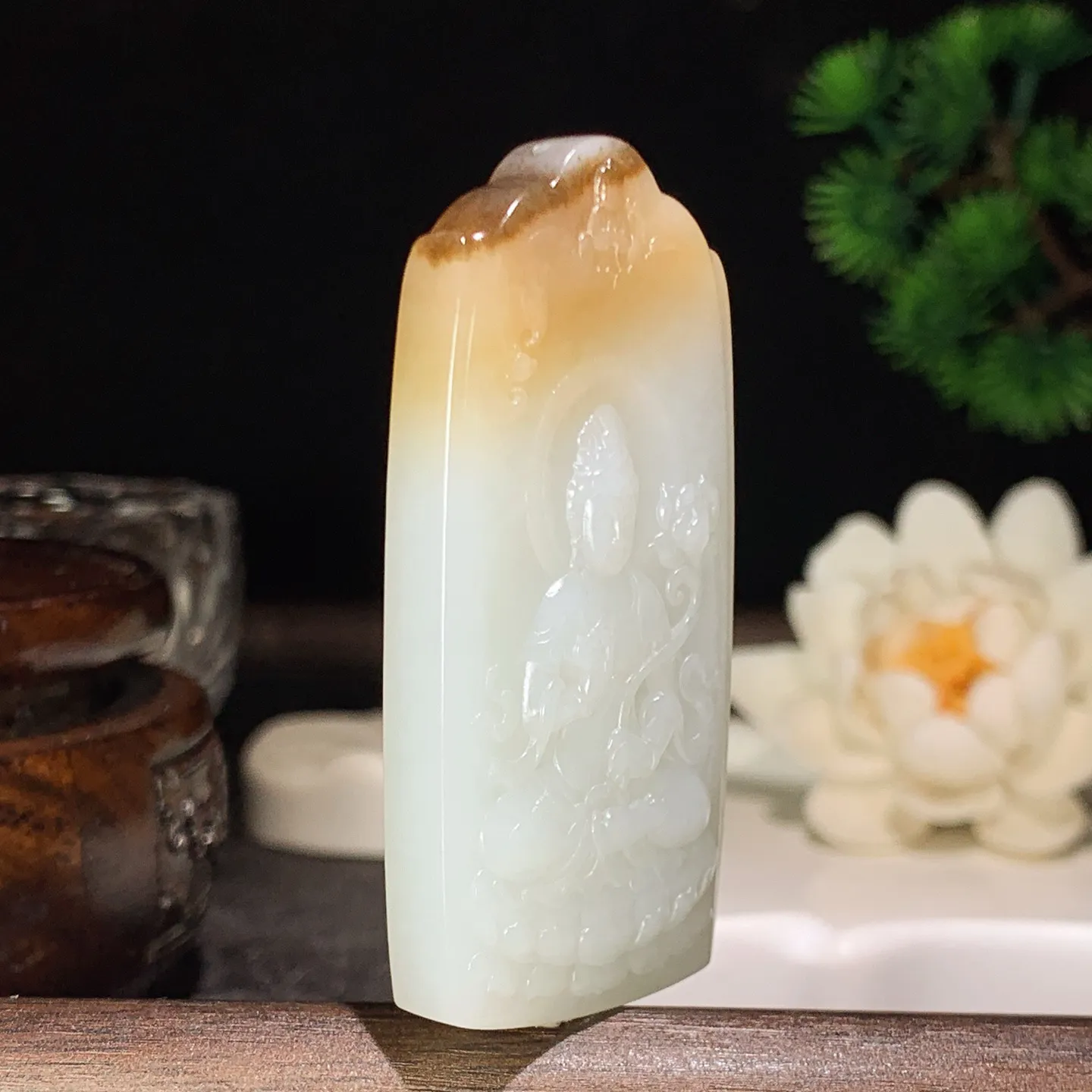 新疆和田玉且末糖大势至菩萨牌子挂件 尺寸60/28/9重36克。玉质细腻油润。手推出油。品相大气 lt260202