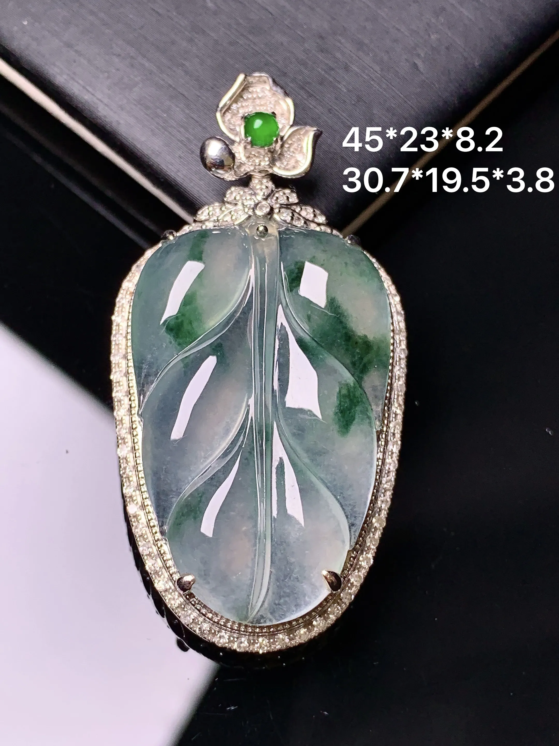 18k金钻镶嵌飘花树叶吊坠 玉质细腻 色泽艳丽清新 整体尺寸45*23*8.2