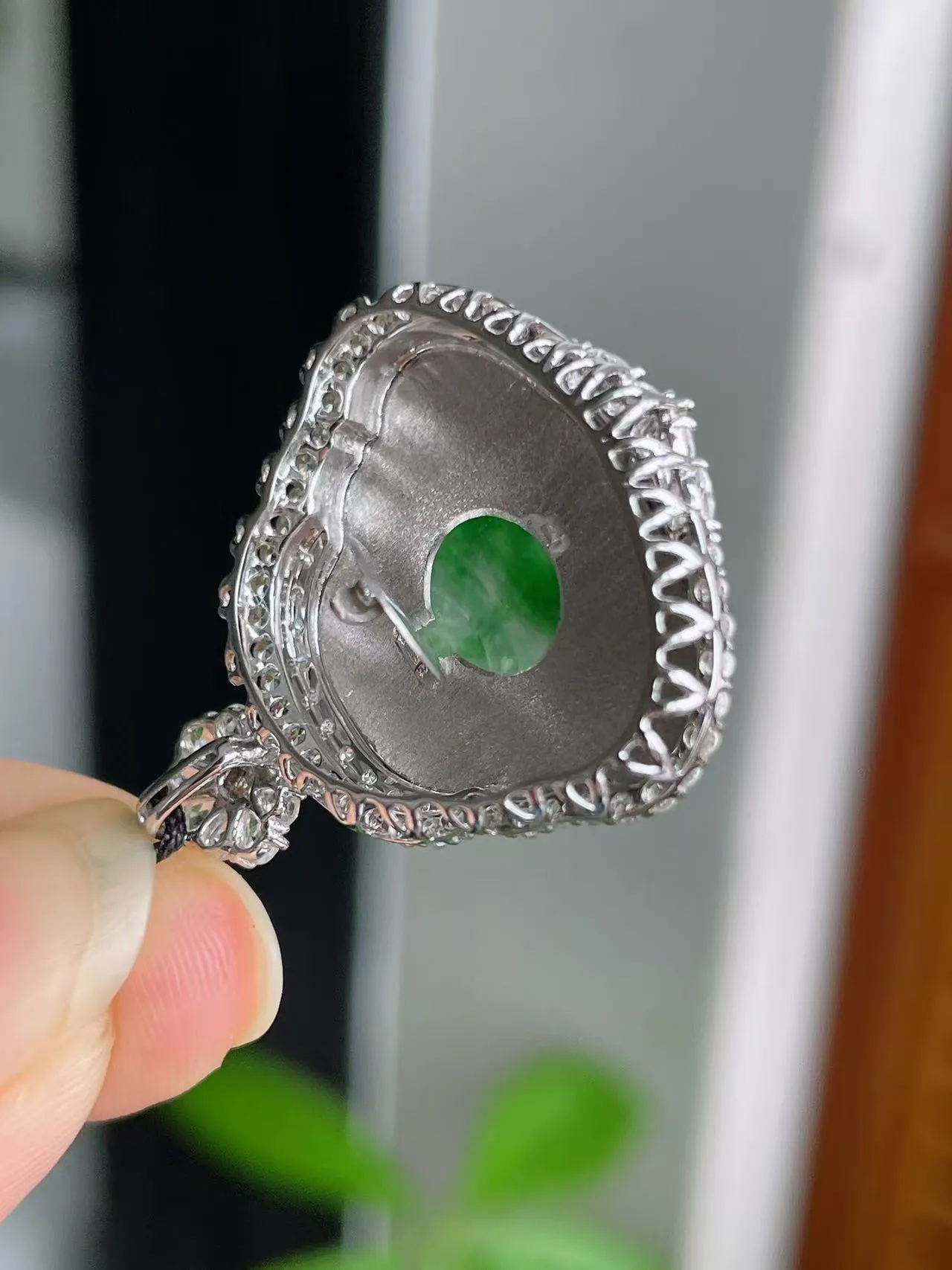 18K金豪镶冰阳绿佛公
尺寸29.6×26×8.5mm
裸石17×23.6×2.5mm
A18-463