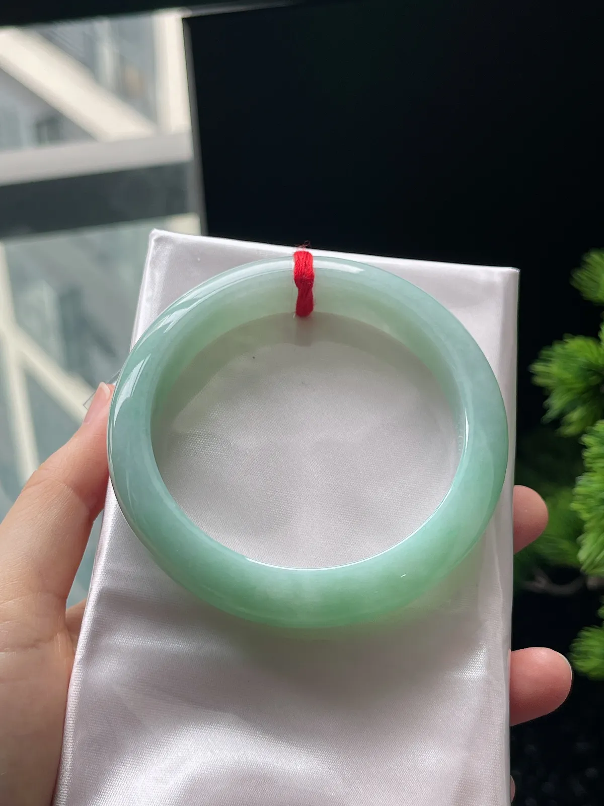 正圈58.8圈口，翡翠糯化种淡绿色手镯