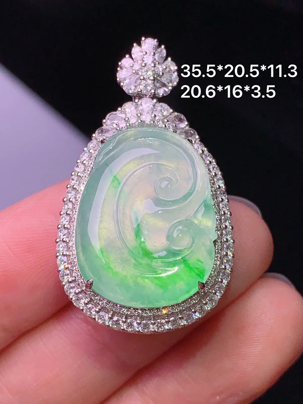 18k金钻镶嵌飘绿如意吊坠 玉质细腻 色泽艳丽清新 整体尺寸35.5*20.5*11.3