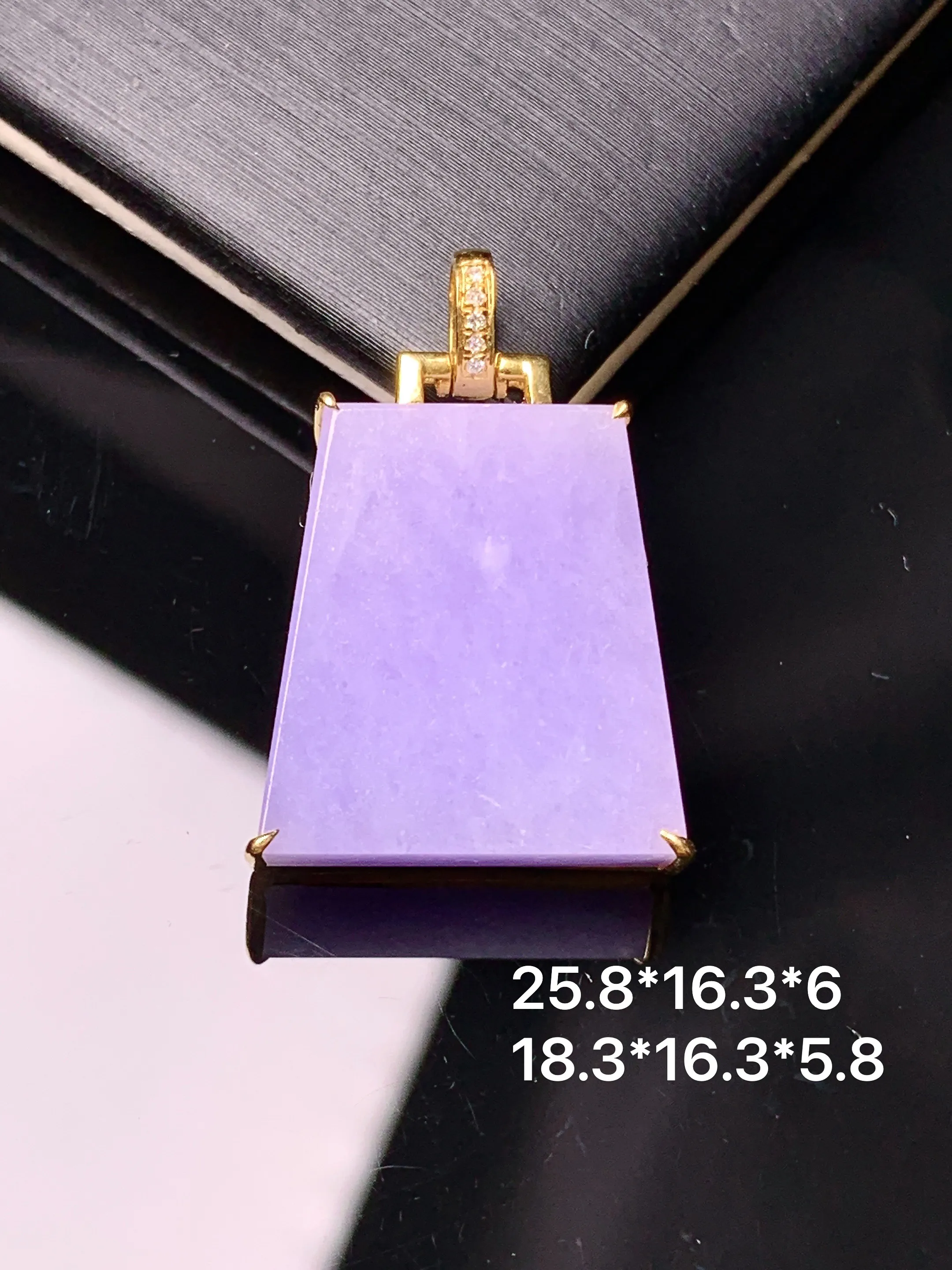 18k金钻镶嵌紫罗兰无事牌吊坠 玉质细腻 色泽艳丽清新 整体尺寸25.8*16.3*6