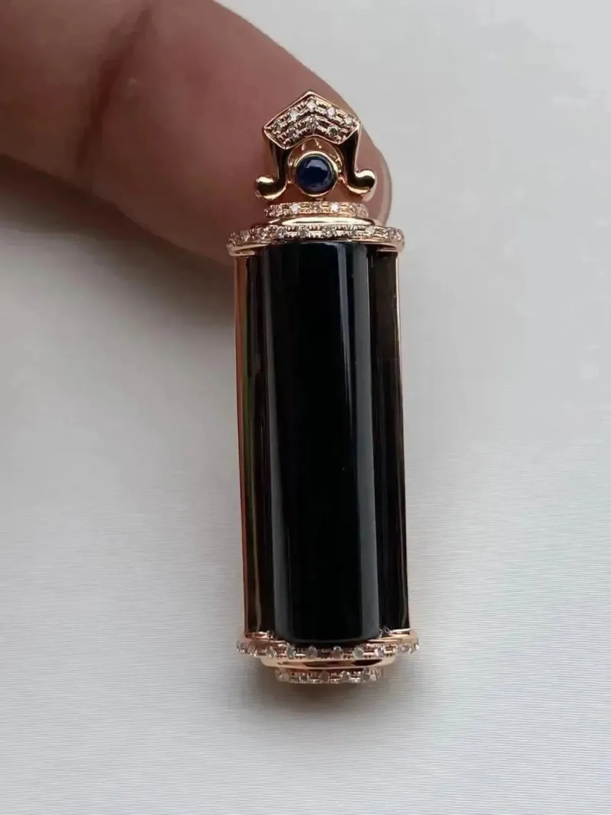 墨翠：【平安柱】18K金+南非钻镶嵌，细腻干净，黑度极黑，性价比高，雕工精湛，打灯透绿 裸石尺寸：25.4*7.2*8.6‘