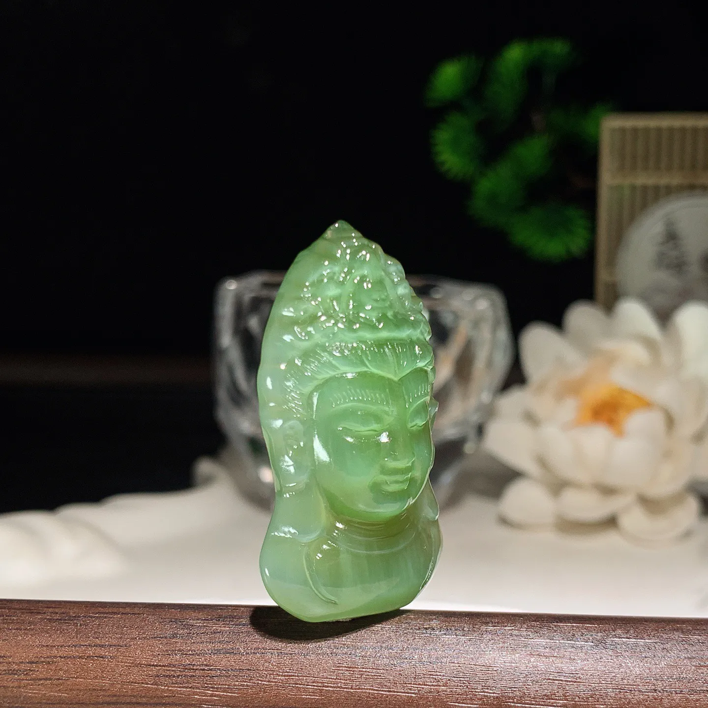 和田玉阳绿猫眼俄罗斯碧玉观音头挂件 尺寸40/21/11重13.7克。玉质细腻油润。手推出油。佩戴高端典雅。lt260204