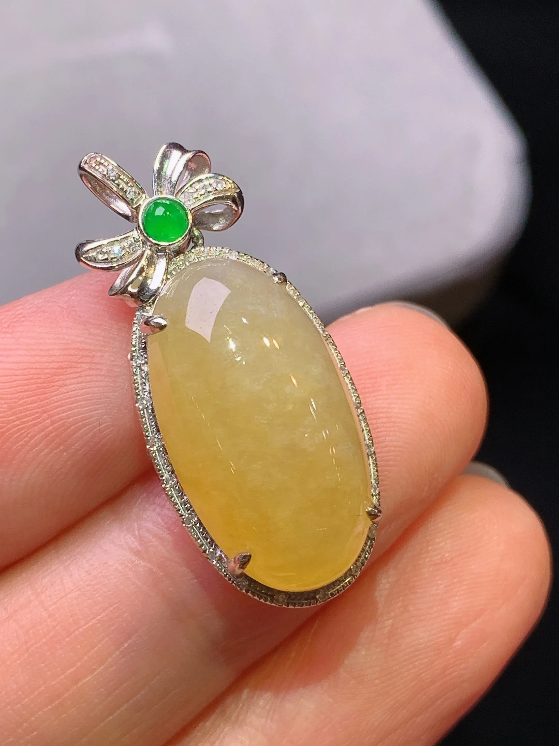 18k金钻镶嵌黄翡蛋面吊坠 玉质细腻 色泽艳丽清新 整体尺寸29.8*12.8*8.7