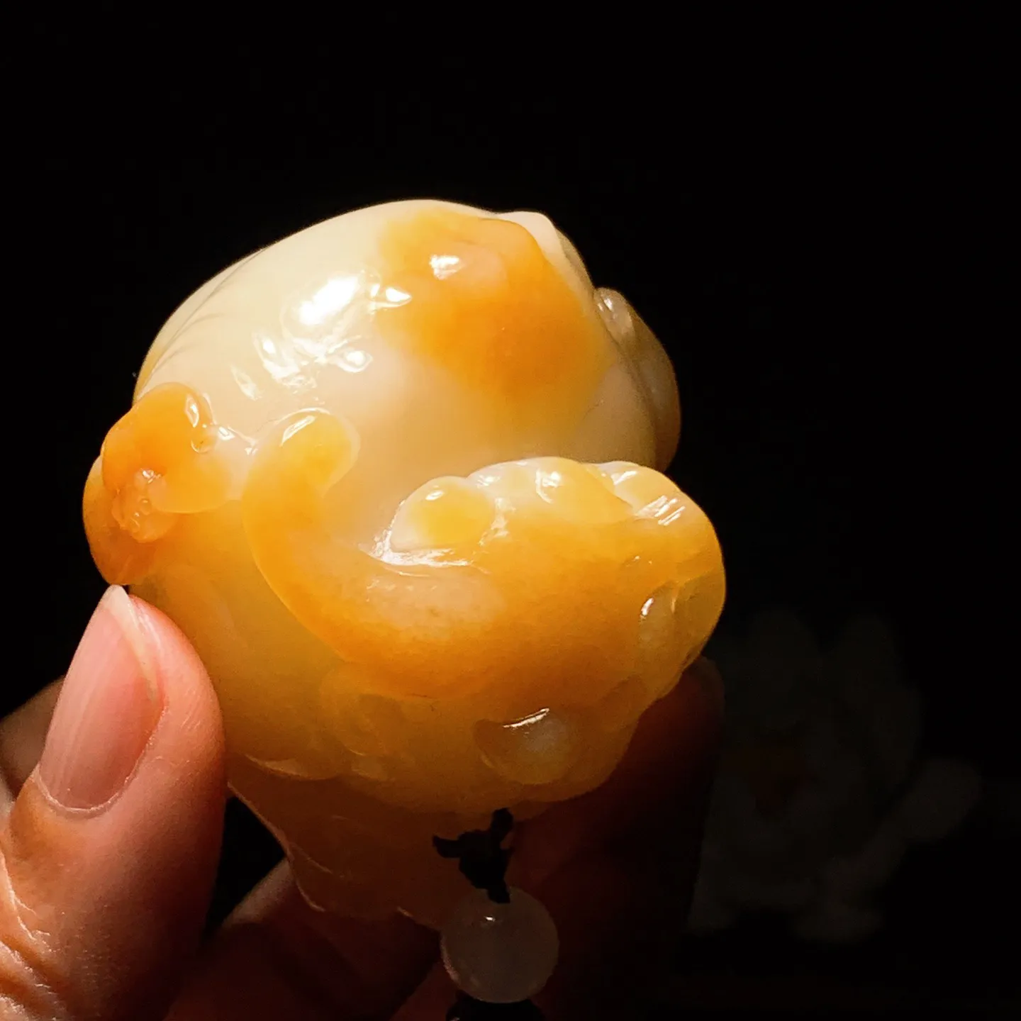 新疆和田玉白玉羊脂白且末糖招财进宝貔貅把件 回头貔貅把件 尺寸58/42/30重119.5克。玉质细腻油润。手推出油。品相大气 lt260204