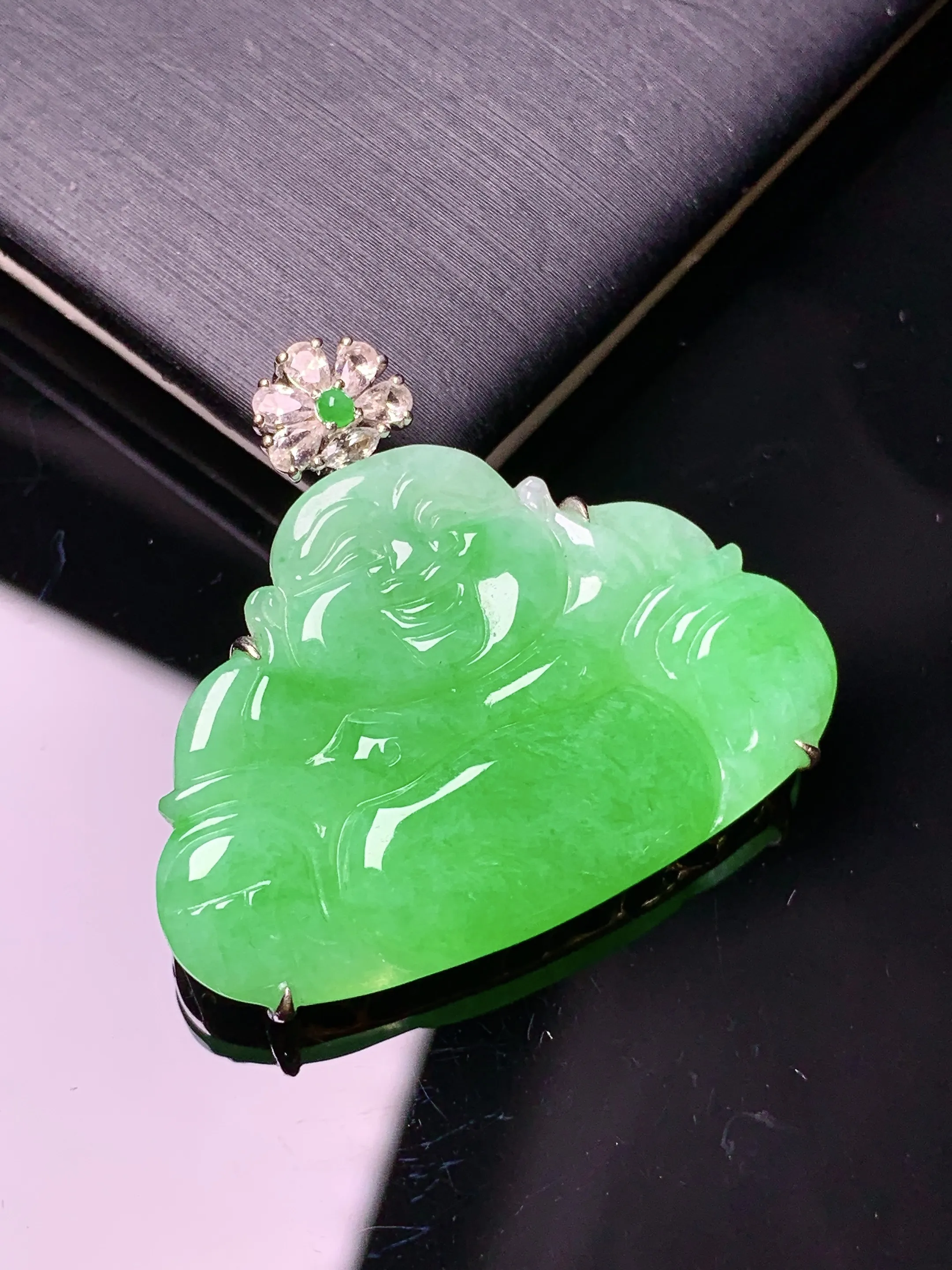 18k金钻镶嵌翠绿佛公吊坠 玉质细腻  色泽清新艳丽 整体尺寸28*32*5.3