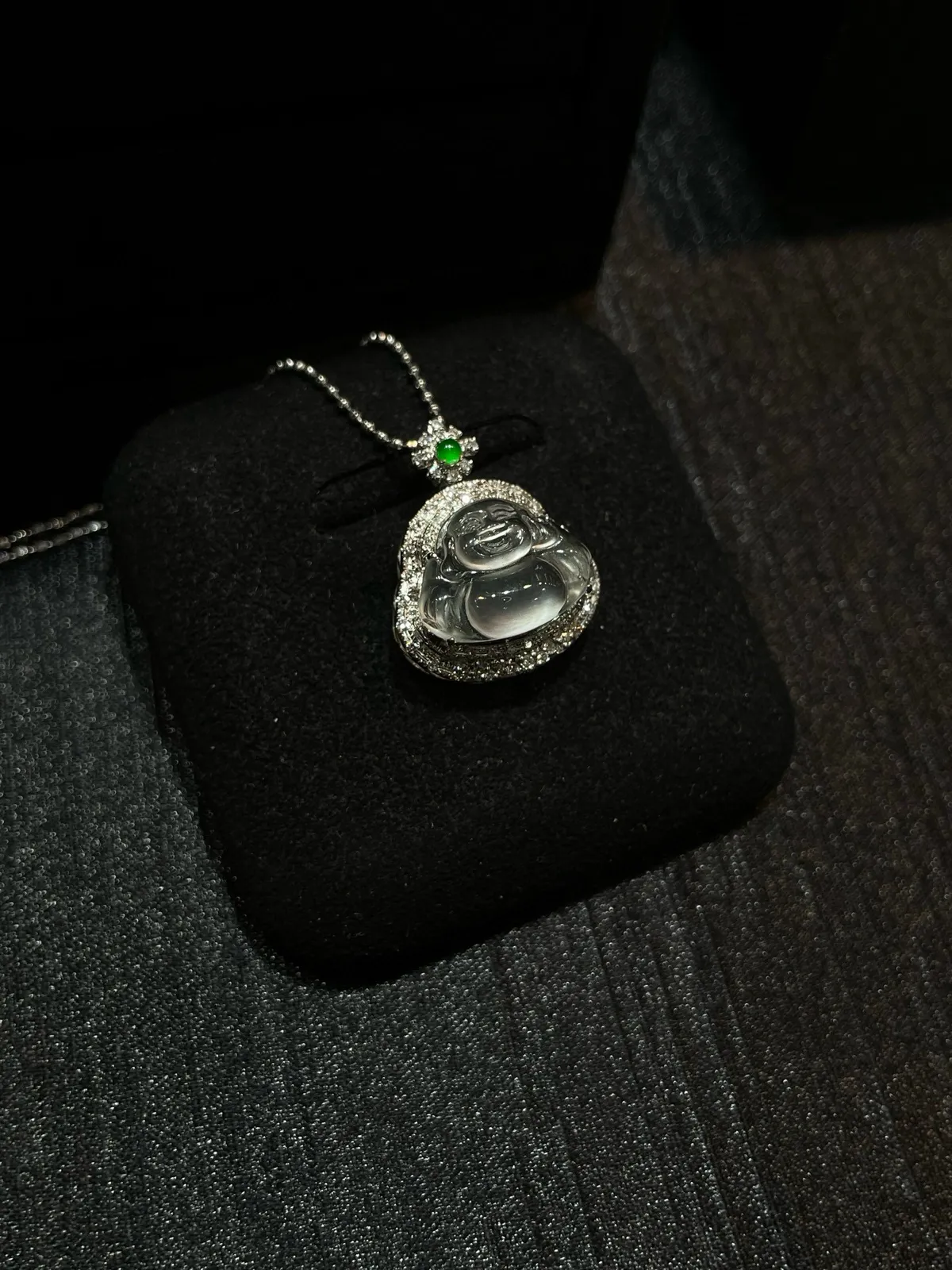 起胶起刚小佛公吊坠

18k金配钻镶嵌