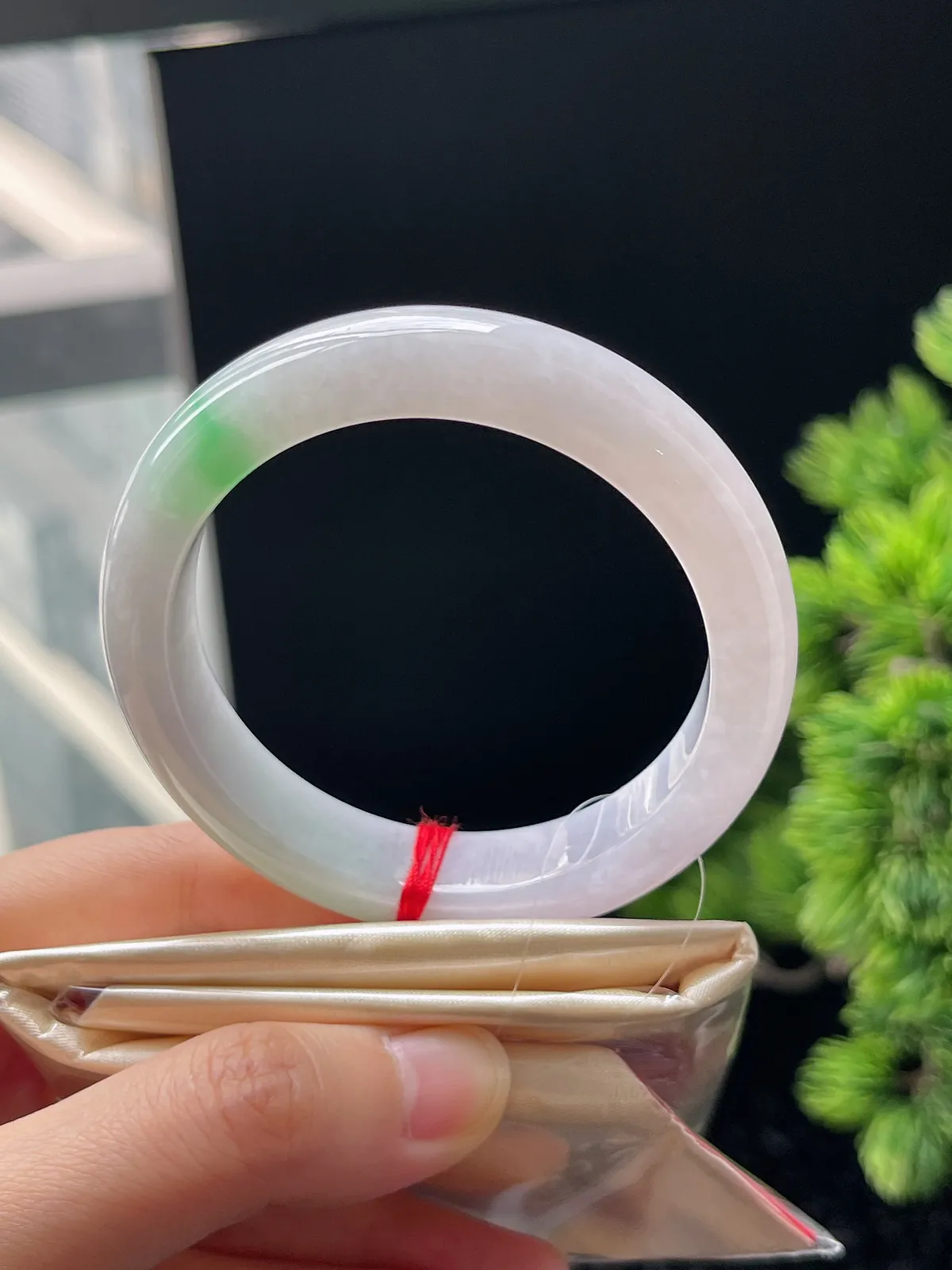 正圈52.7圈口，翡翠糯化种飘绿淡春彩手镯