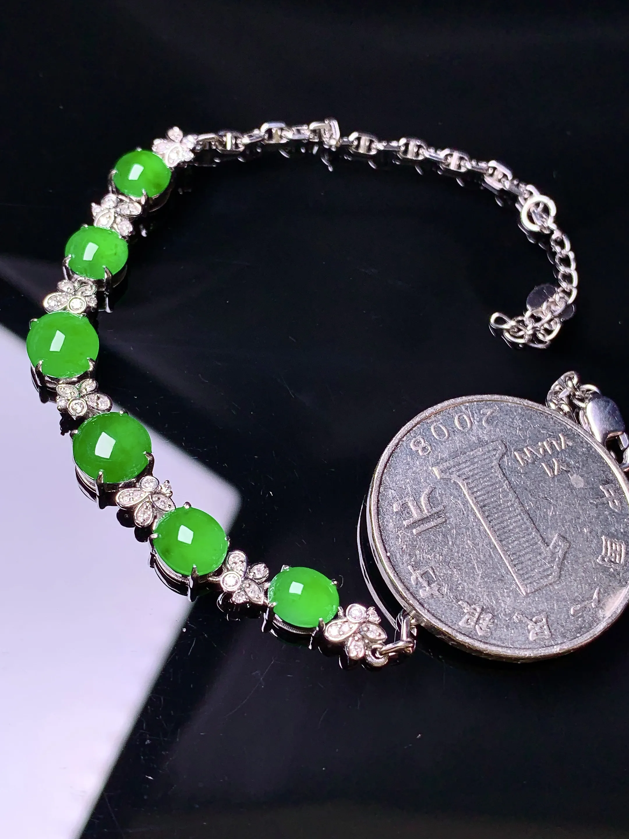 18k金钻镶嵌满绿蛋面手链 玉质细腻 色泽艳丽清新 整体尺寸70.8*6.8*4.3